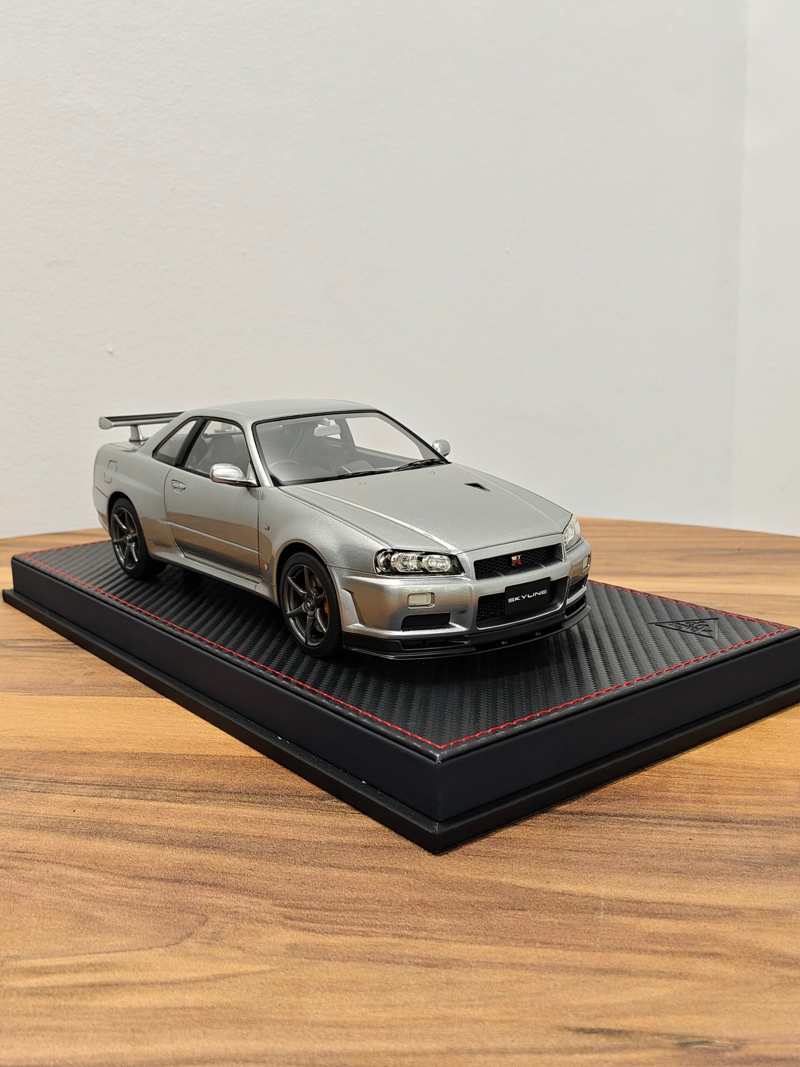 Nissan Skyline GT-R V Spec II (BNR34) 2000 Gray 1:18 - Image 2
