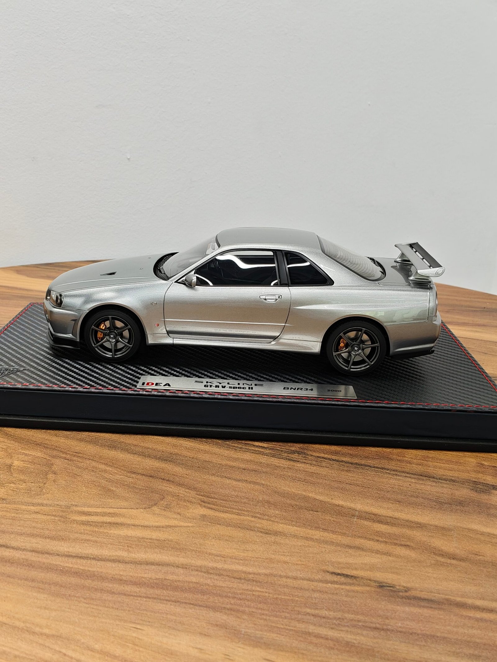 Nissan Skyline GT-R V Spec II (BNR34) 2000 Gray 1:18 - Image 3