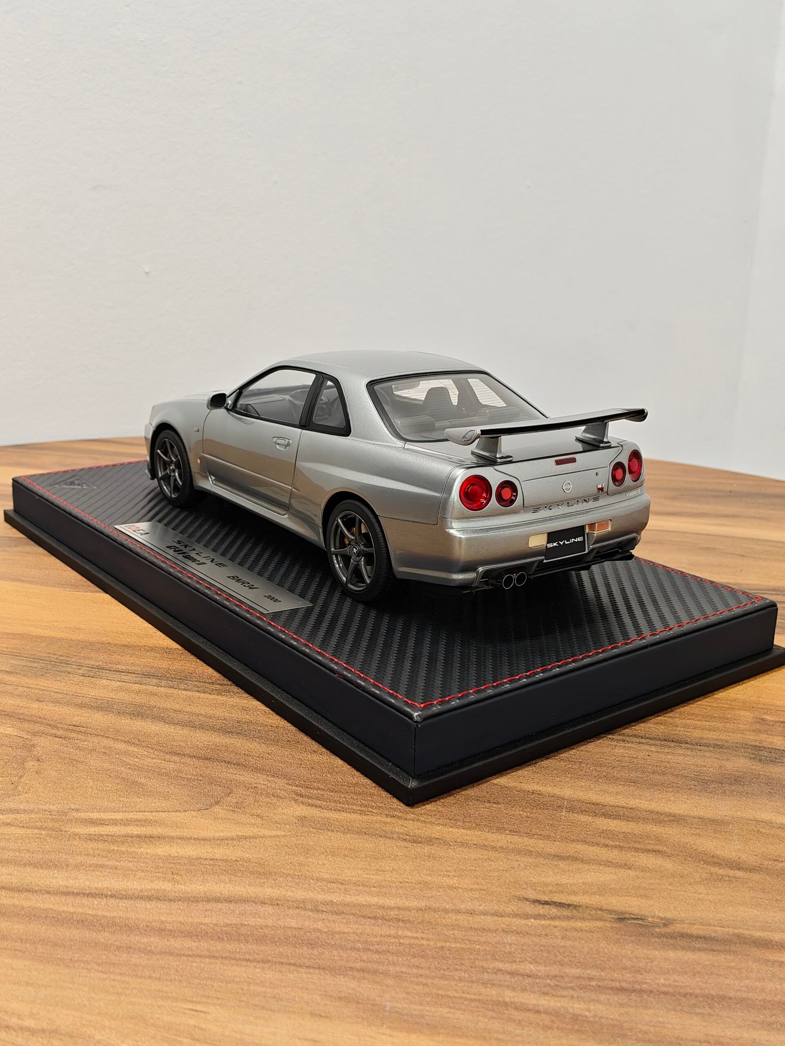 Nissan Skyline GT-R V Spec II (BNR34) 2000 Gray 1:18 - Image 4