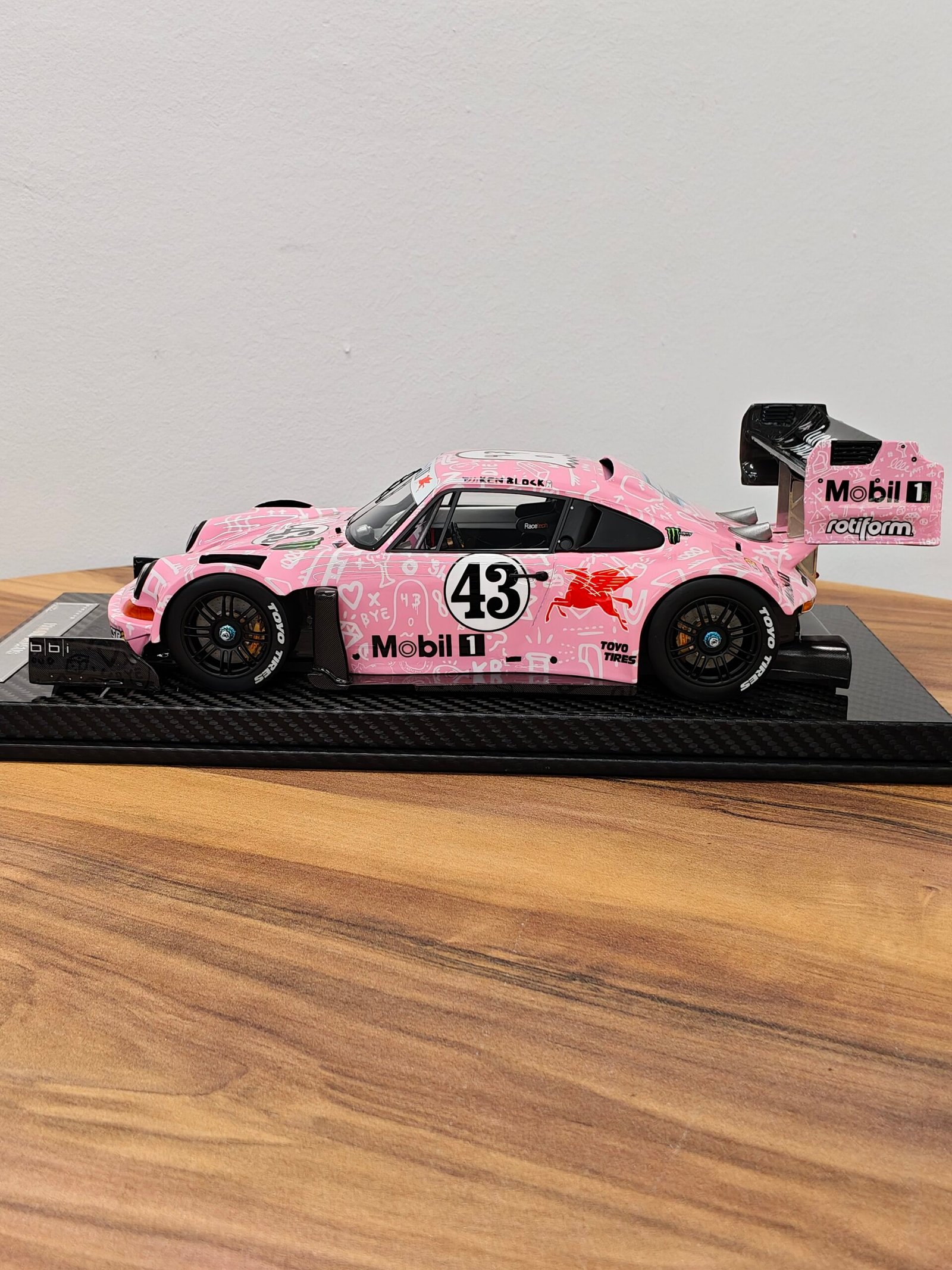 Porsche Hoonpigasus 1:18 Pink - Image 3