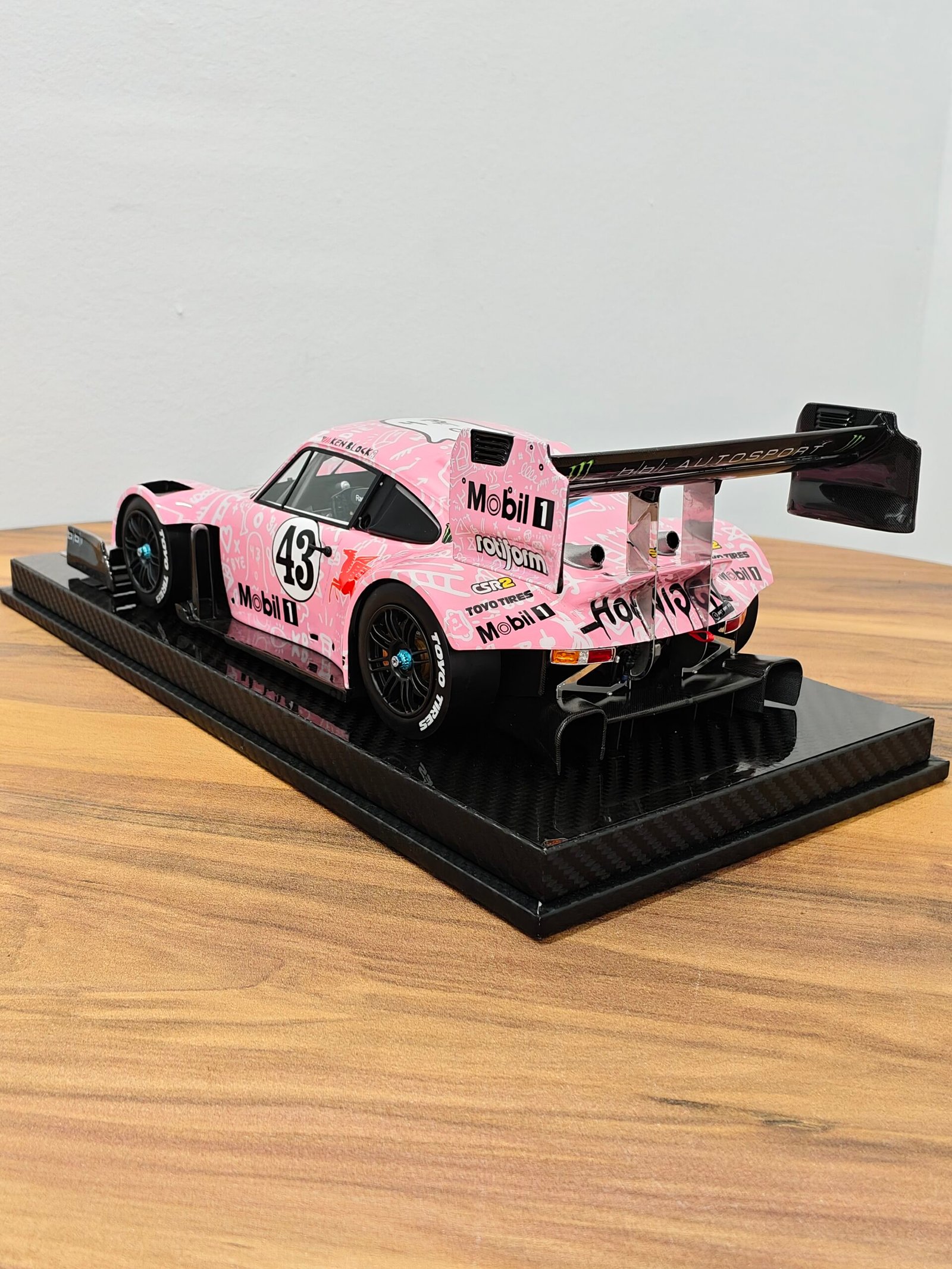 Porsche Hoonpigasus 1:18 Pink - Image 4