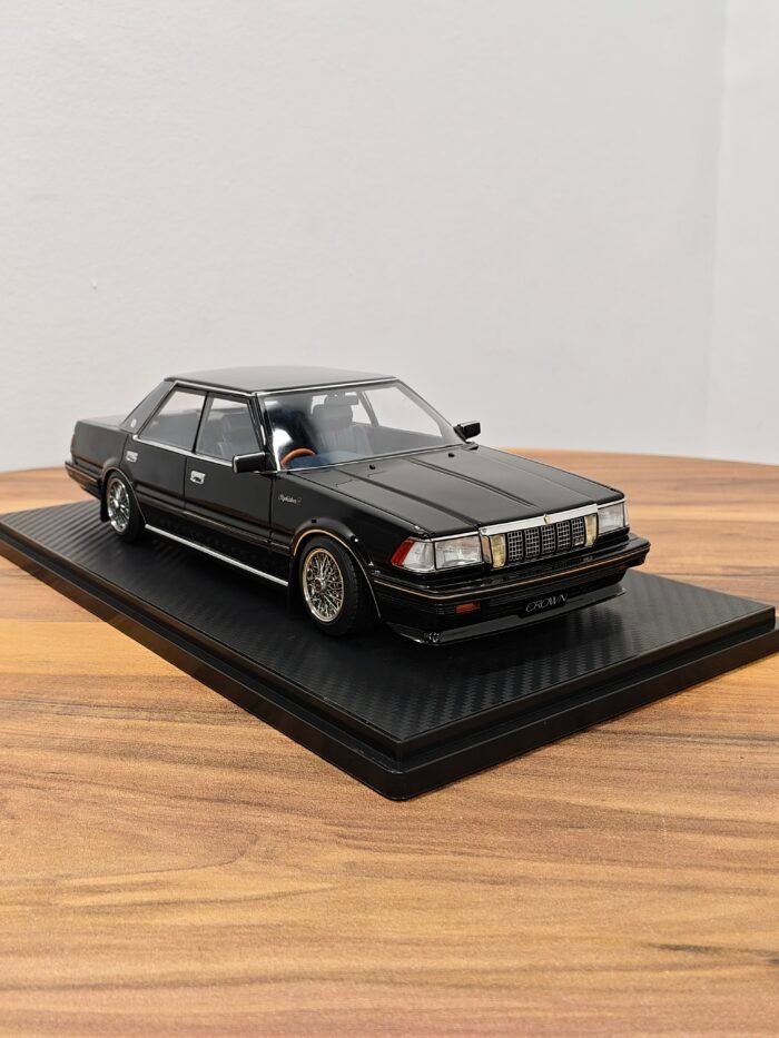 Toyota Crown (120) 2.8 Royal Saloon G 1:18 Black - Image 2