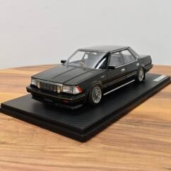 Toyota Crown (120) 2.8 Royal Saloon G 1:18 Black