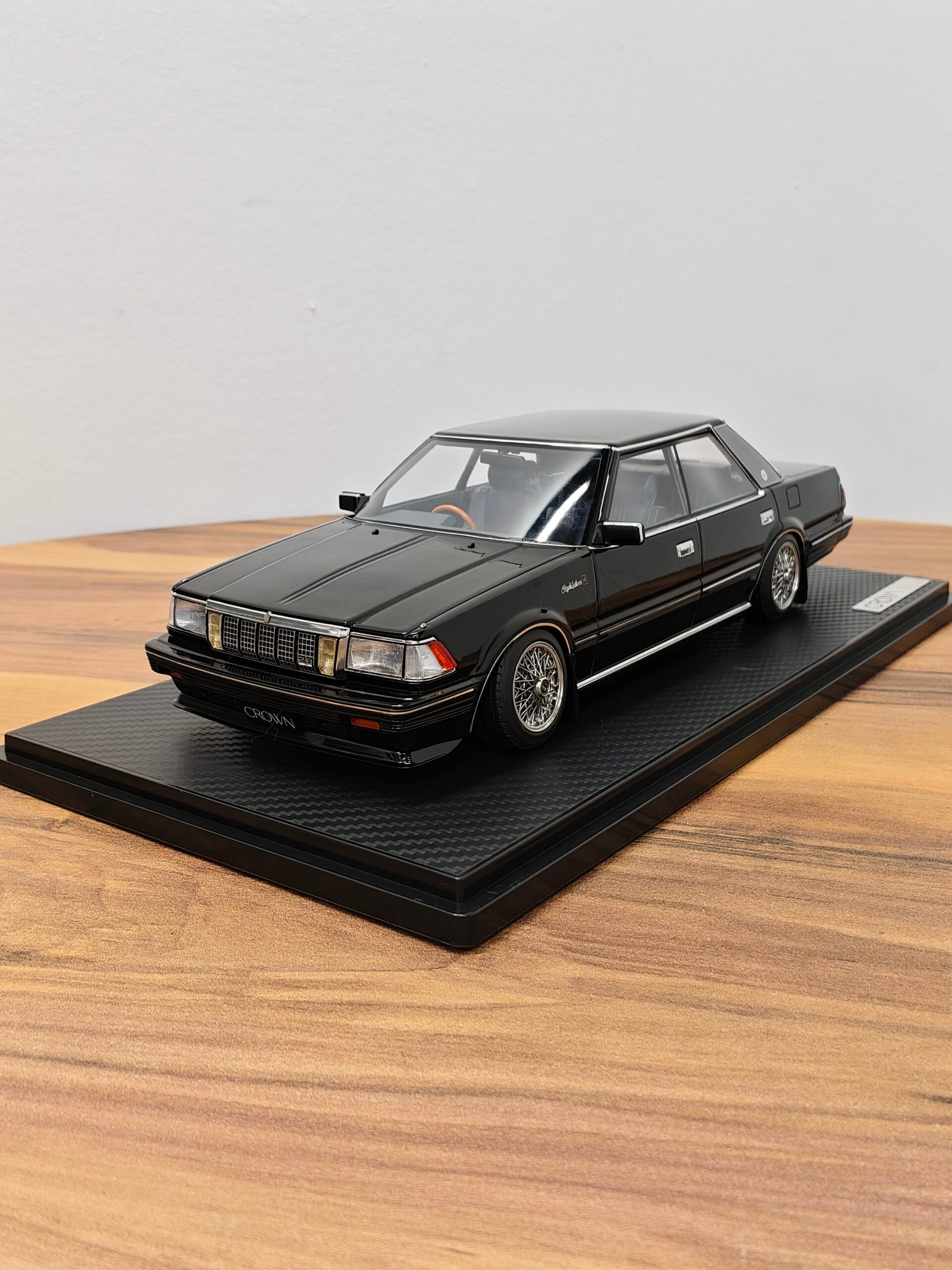 Toyota Crown (120) 2.8 Royal Saloon G 1:18 Black