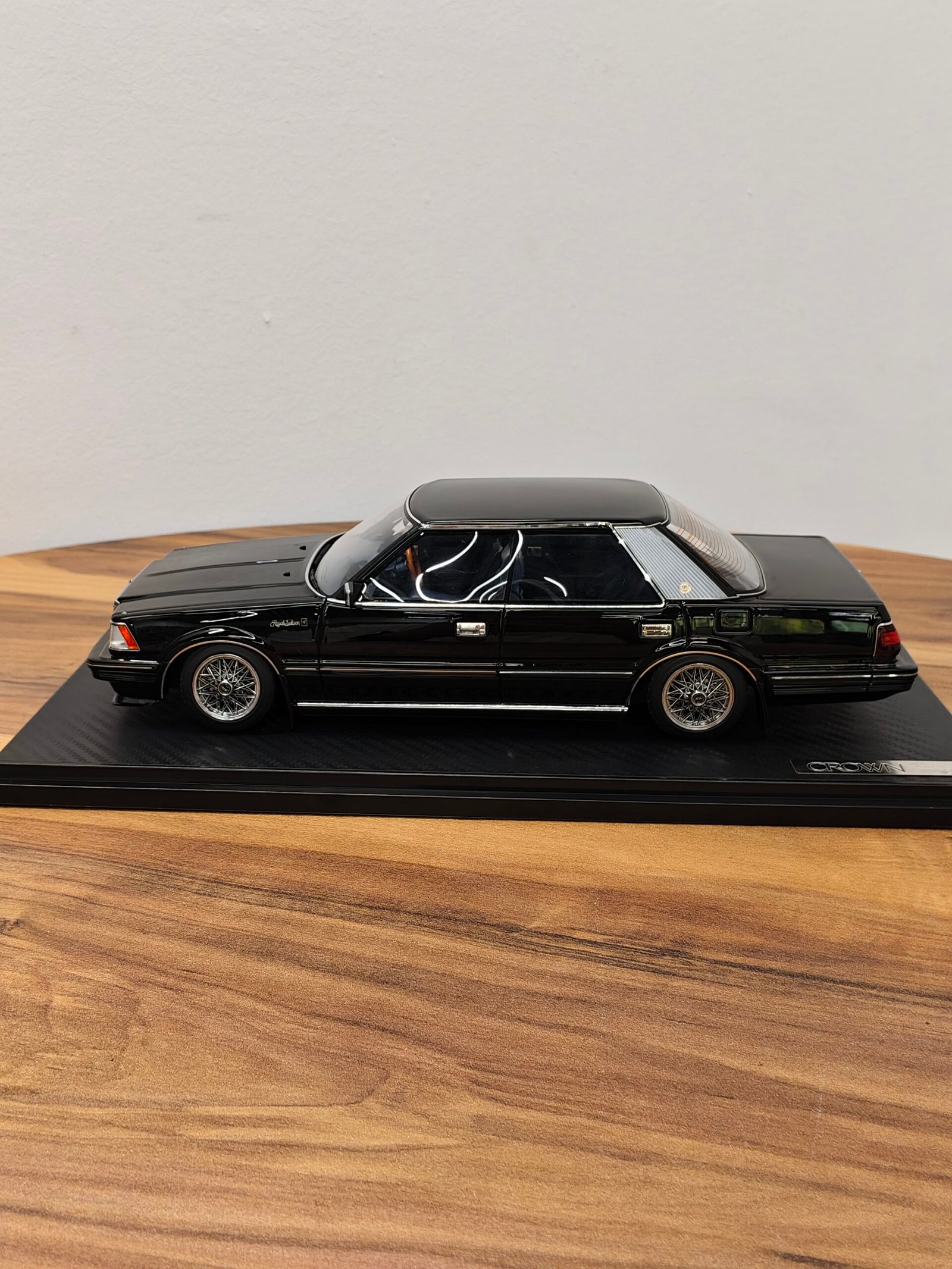 Toyota Crown (120) 2.8 Royal Saloon G 1:18 Black - Image 3