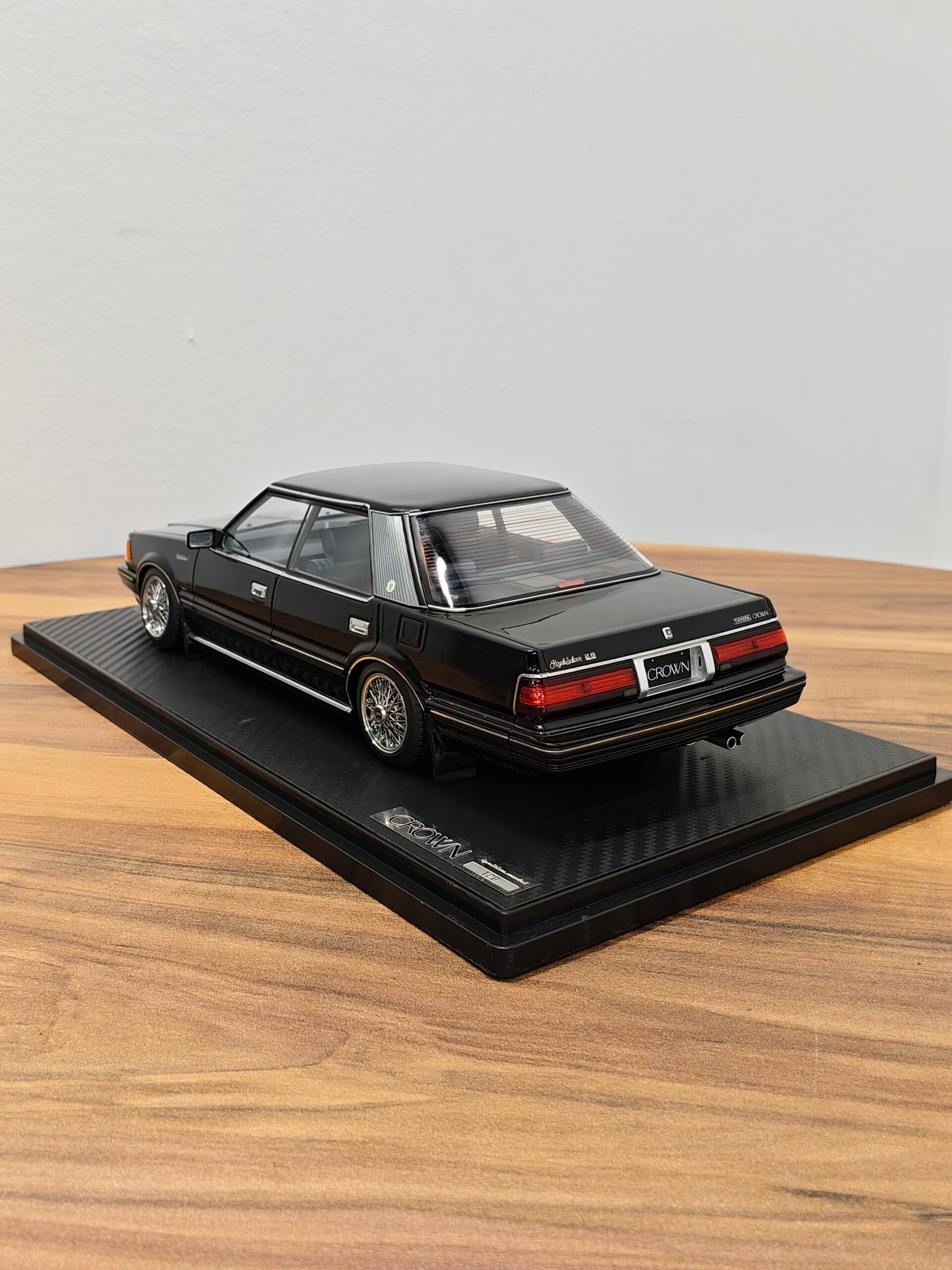Toyota Crown (120) 2.8 Royal Saloon G 1:18 Black - Image 4