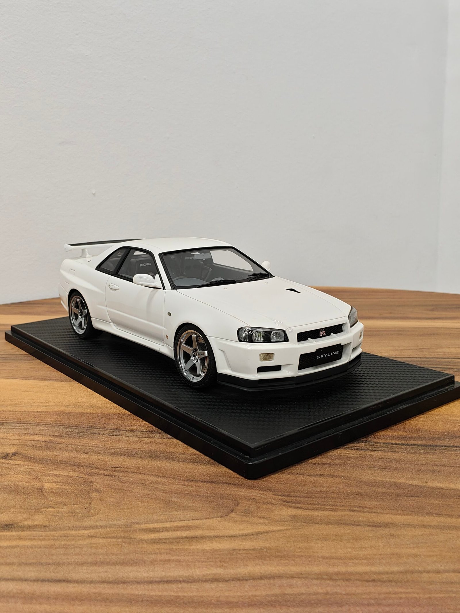 Nissan Skyline GT-R-V - Spec II R34 White 1:18 - Image 2