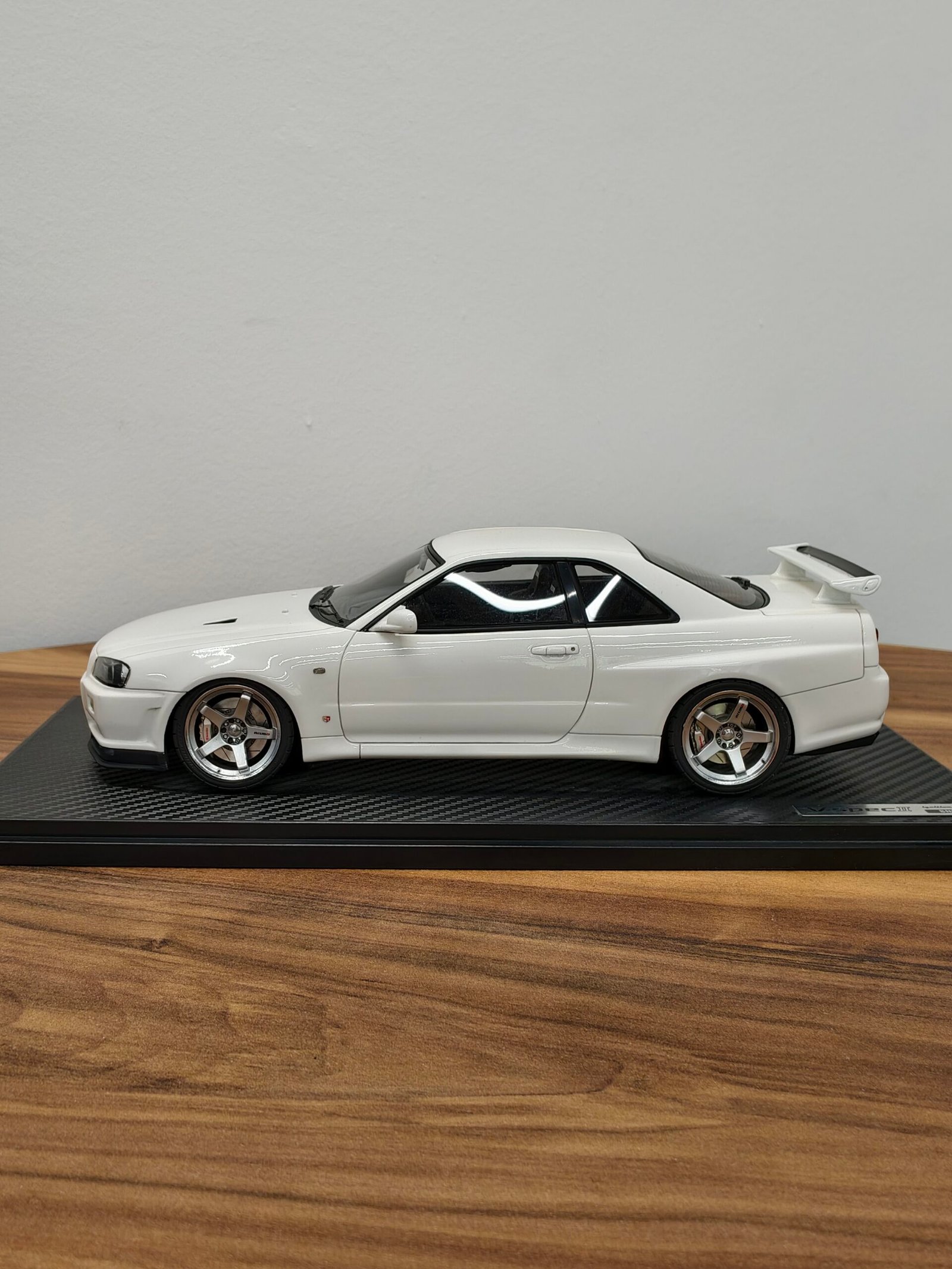 Nissan Skyline GT-R-V - Spec II R34 White 1:18 - Image 3
