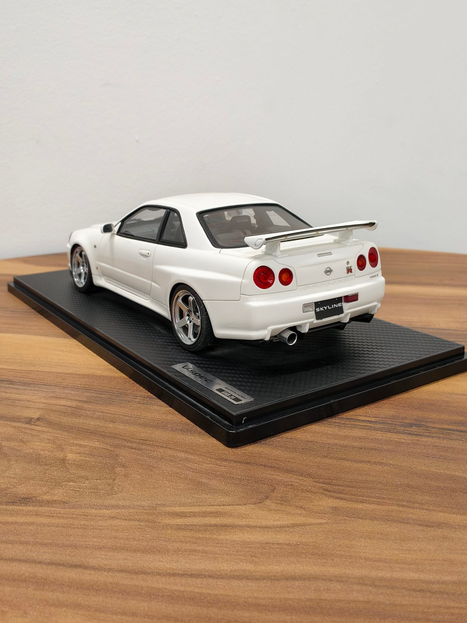 Nissan Skyline GT-R-V - Spec II R34 White 1:18 - Image 4