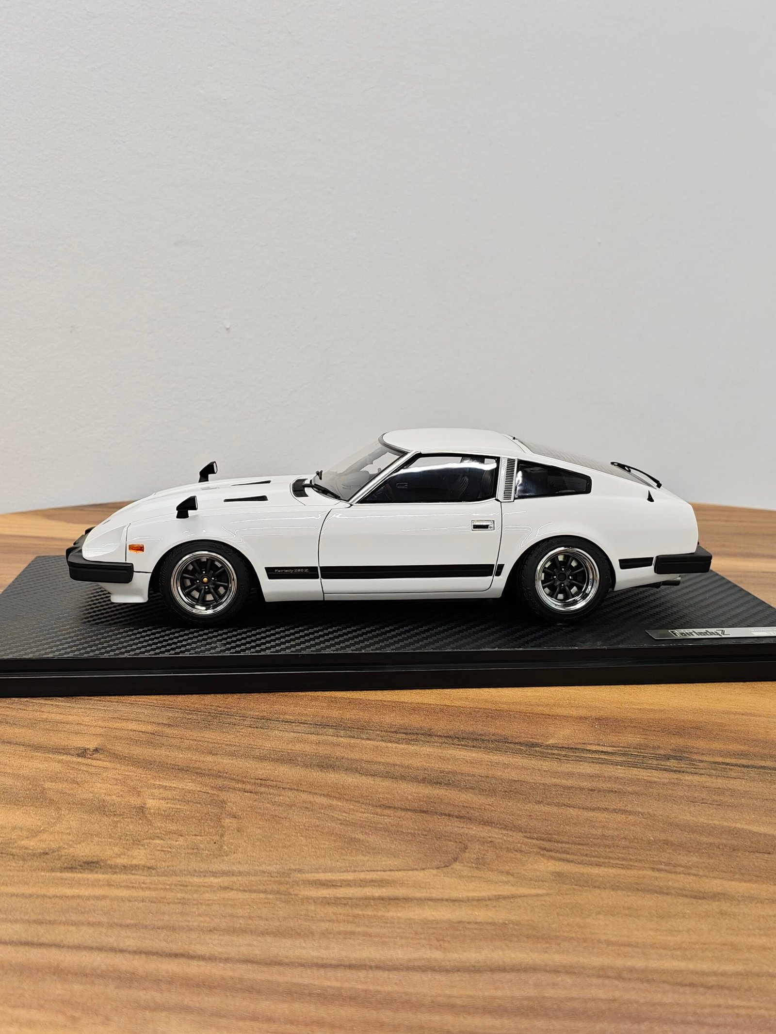 Nissan Fairlady Z 1:18 White - Image 3