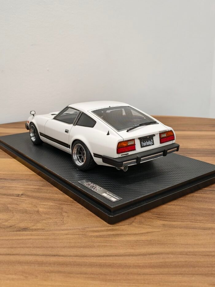 Nissan Fairlady Z 1:18 White - Image 4