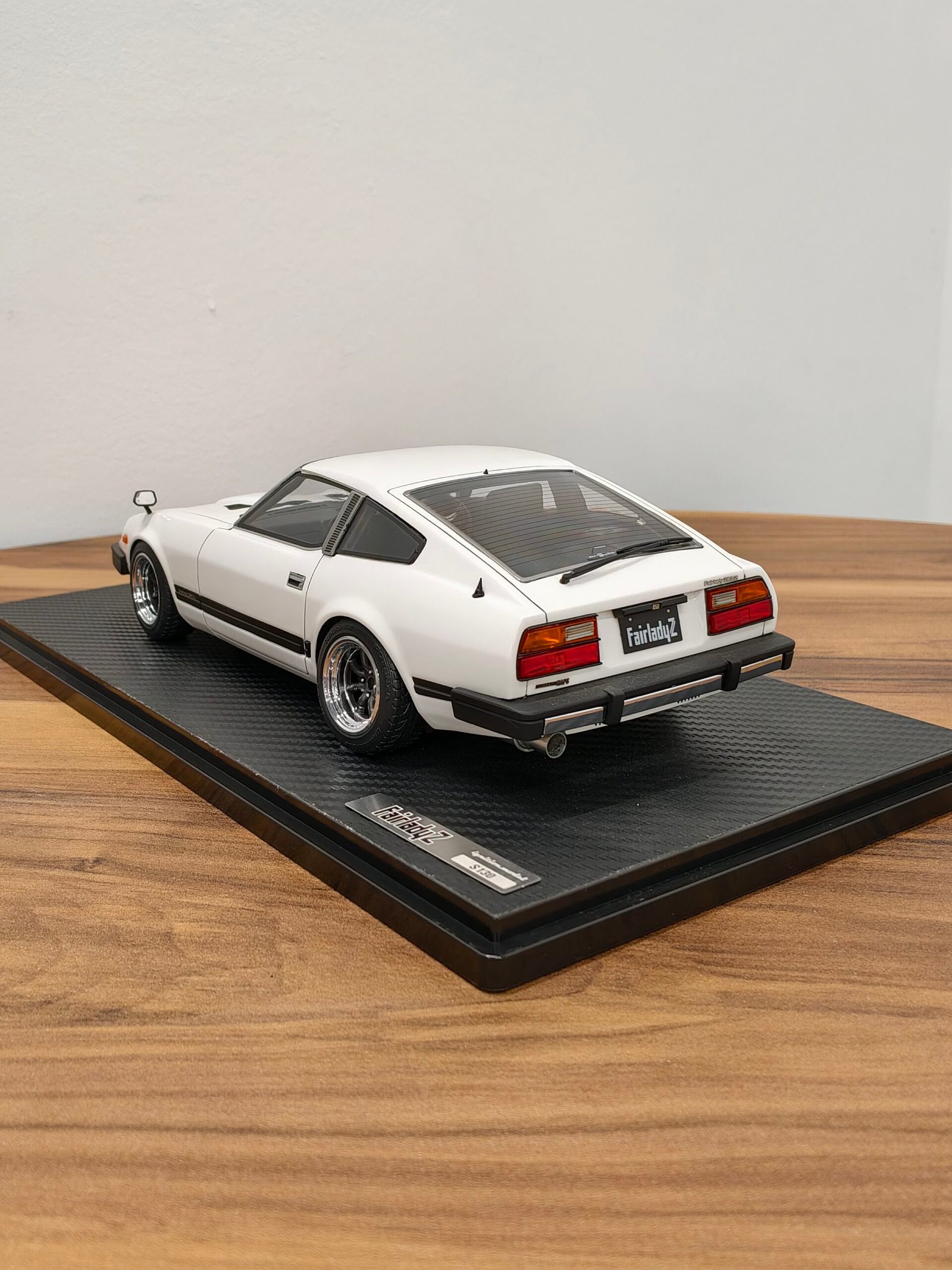 Nissan Fairlady Z 1:18 White - Image 4