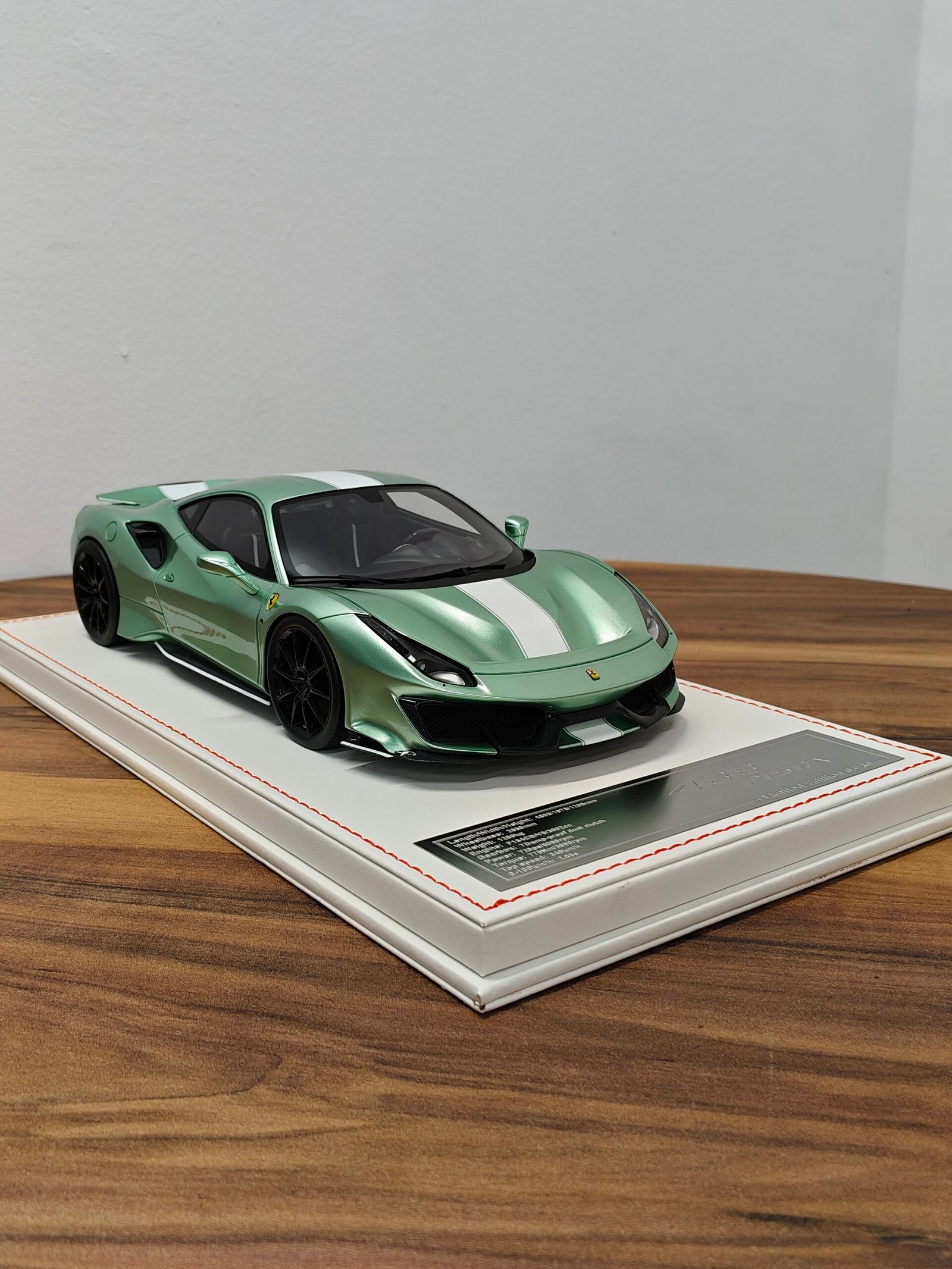 Ferrari 488 Pista (Verde Francesca) 1:18 - Image 2