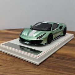 Ferrari 488 Pista (Verde Francesca) 1:18