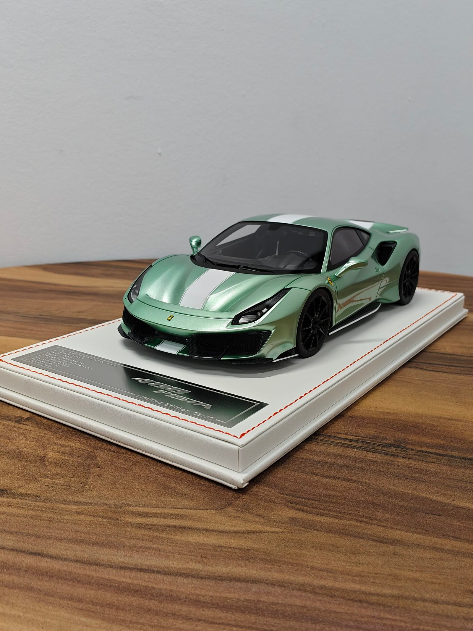 Ferrari 488 Pista (Verde Francesca) 1:18
