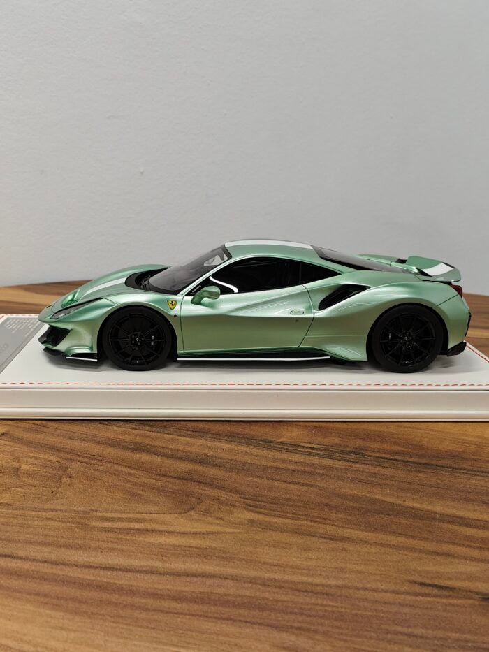 Ferrari 488 Pista (Verde Francesca) 1:18 - Image 3