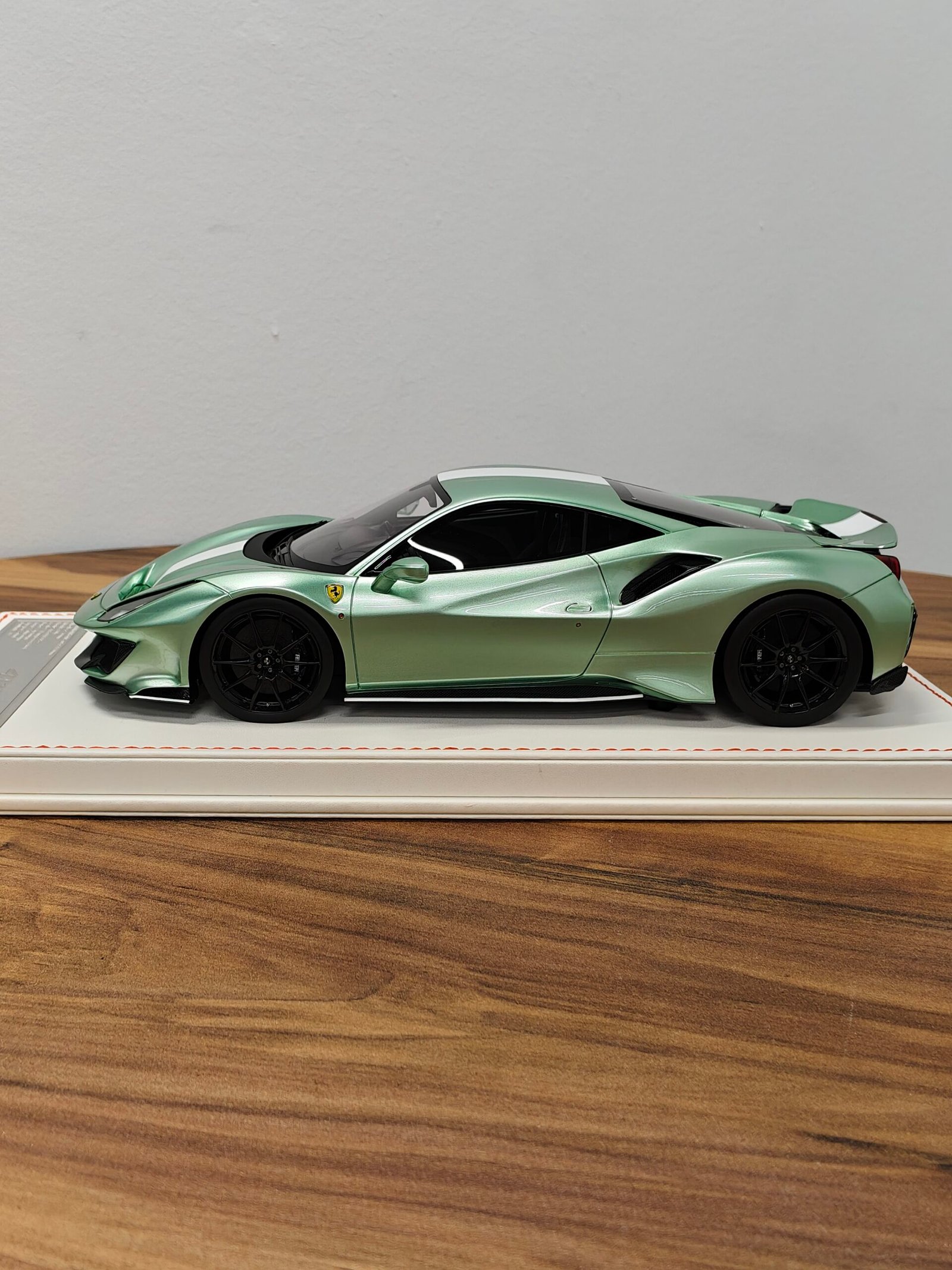 Ferrari 488 Pista (Verde Francesca) 1:18 - Image 3