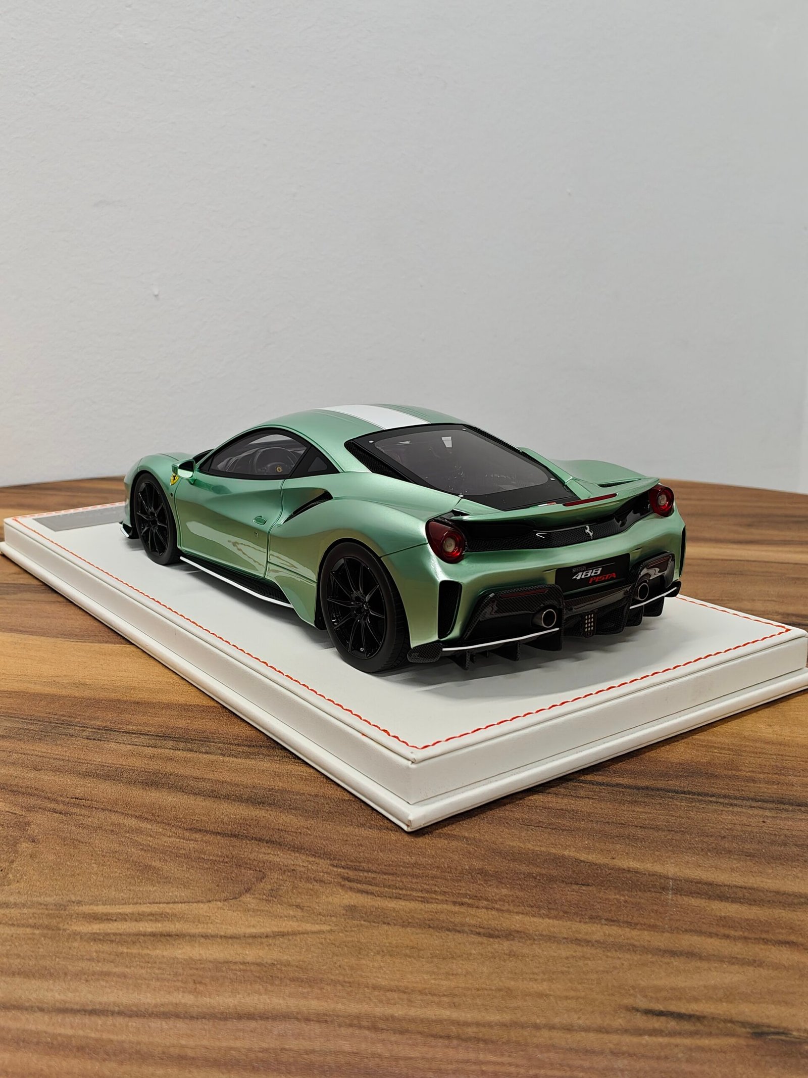 Ferrari 488 Pista (Verde Francesca) 1:18 - Image 4