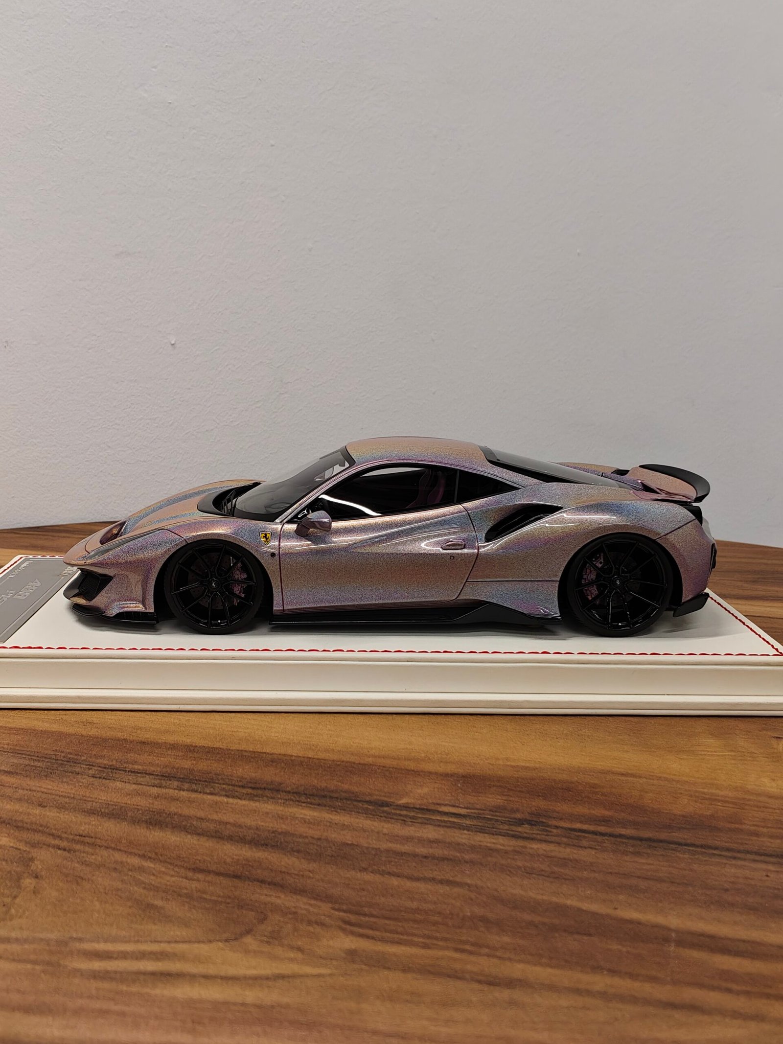 Ferrari 488 Pista ( Fantacy Pink) 1:18 - Image 3