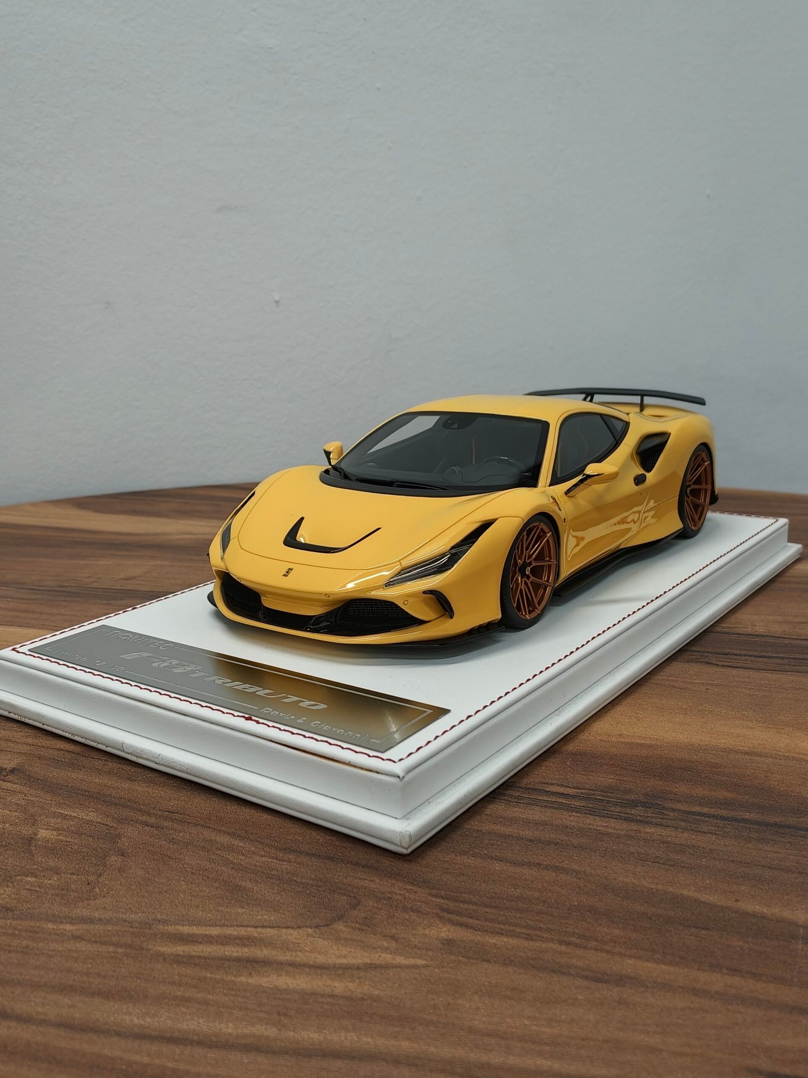 Ferrari F8 Tributo 1:18 Yellow