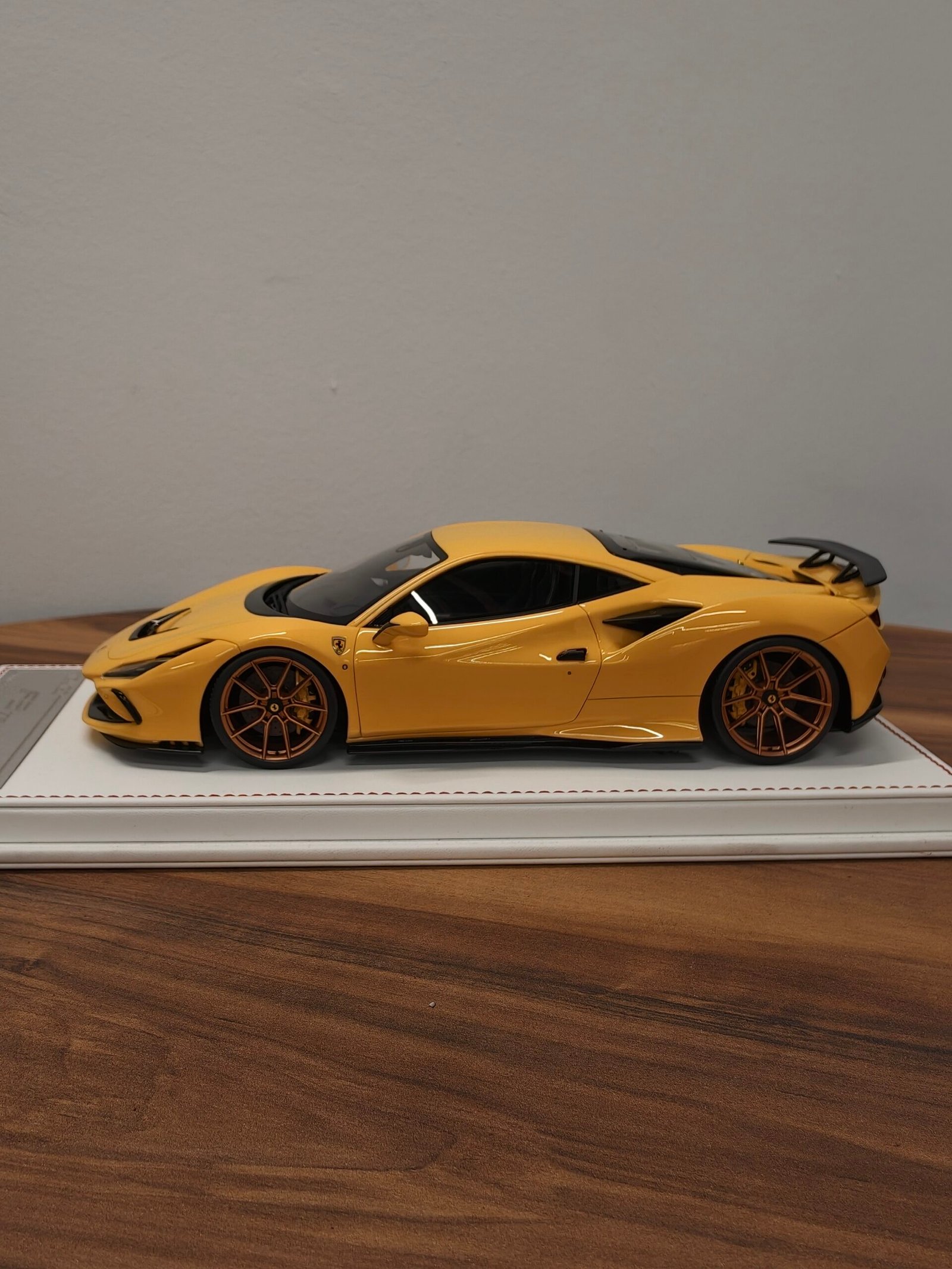 Ferrari F8 Tributo 1:18 Yellow - Image 3