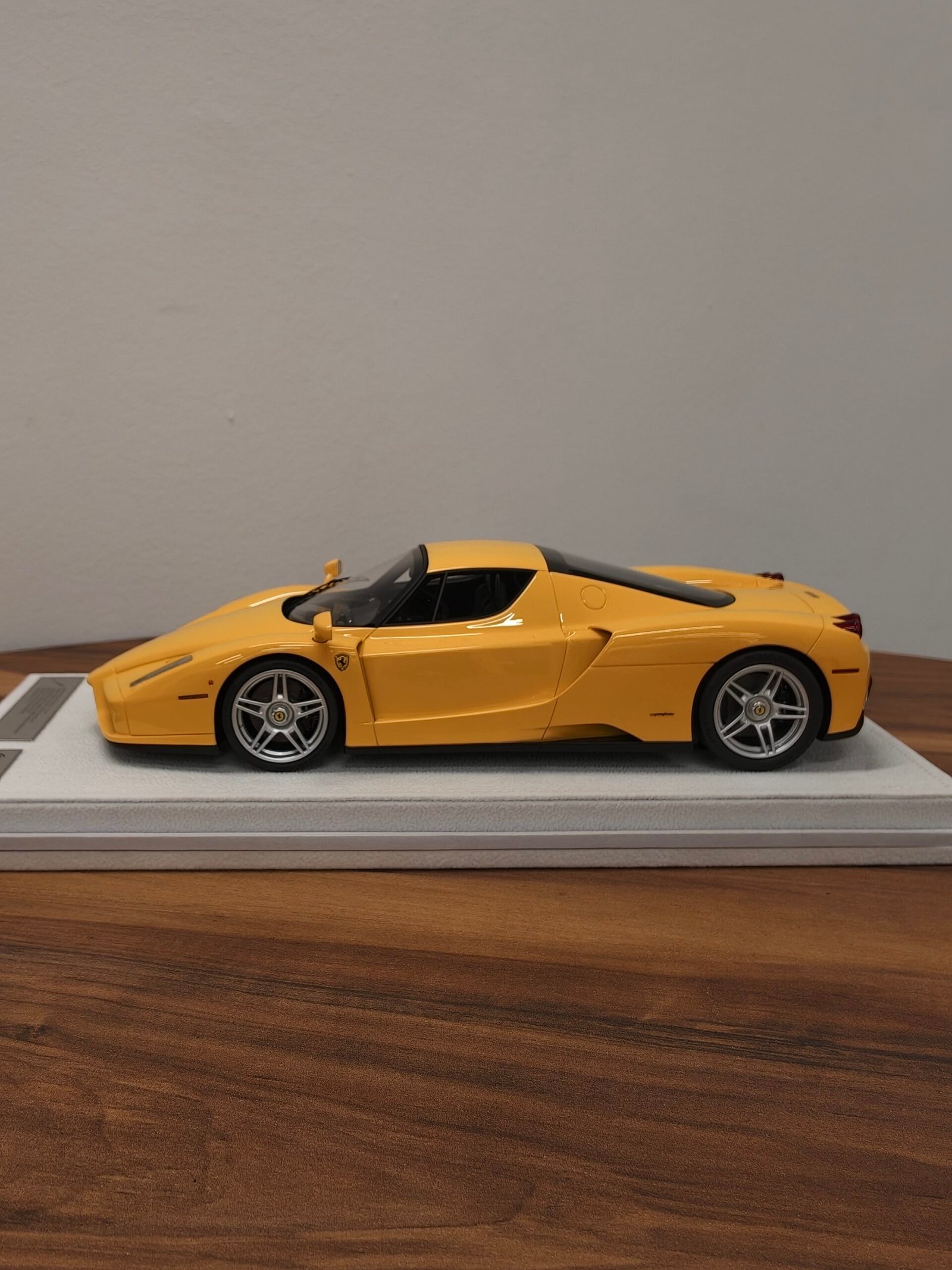 Enzo Ferrari (Yellow) 1:18 - Image 3