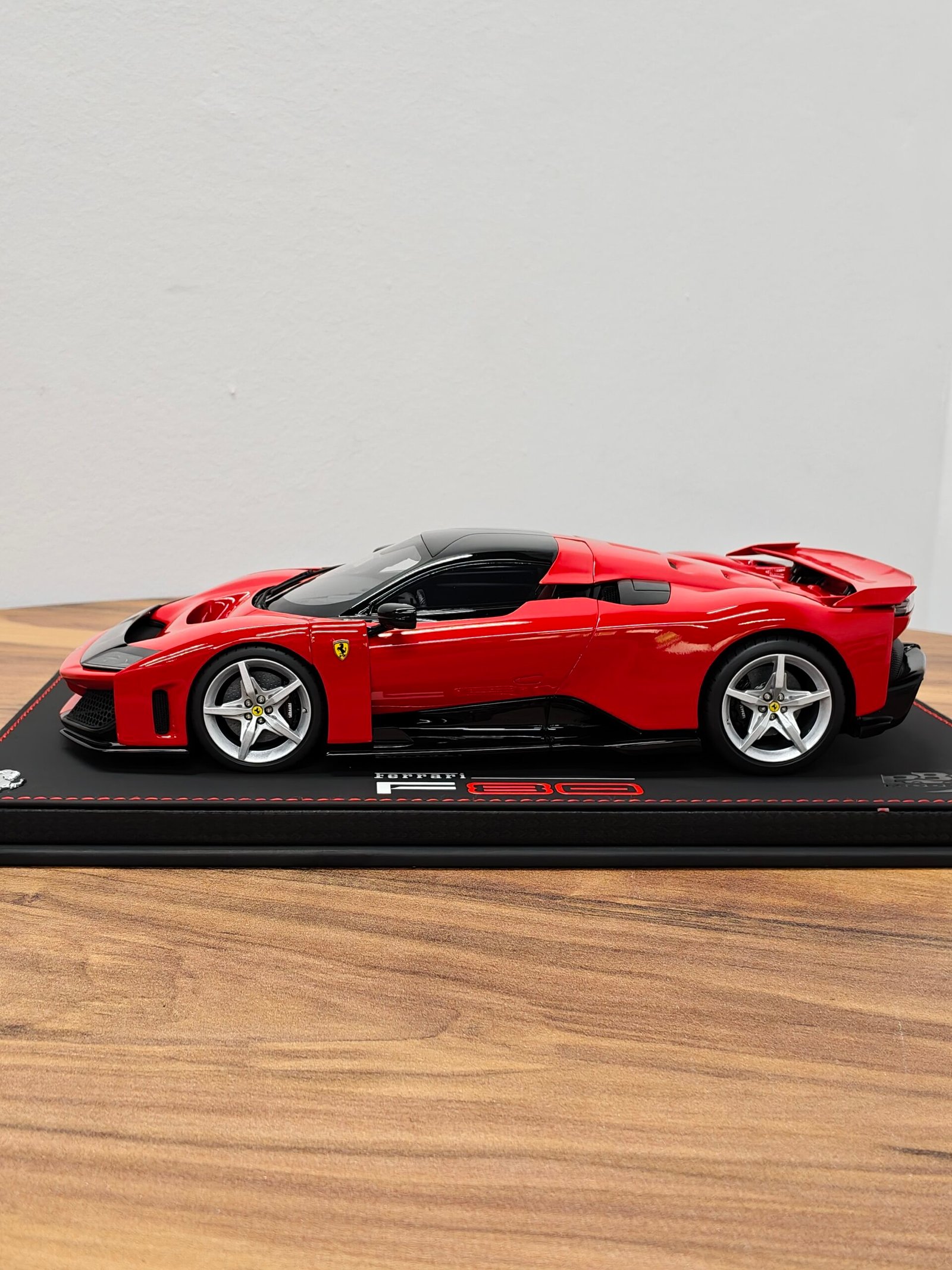 Ferrari F80 Rosso Corsa 1:18 Red - Image 3