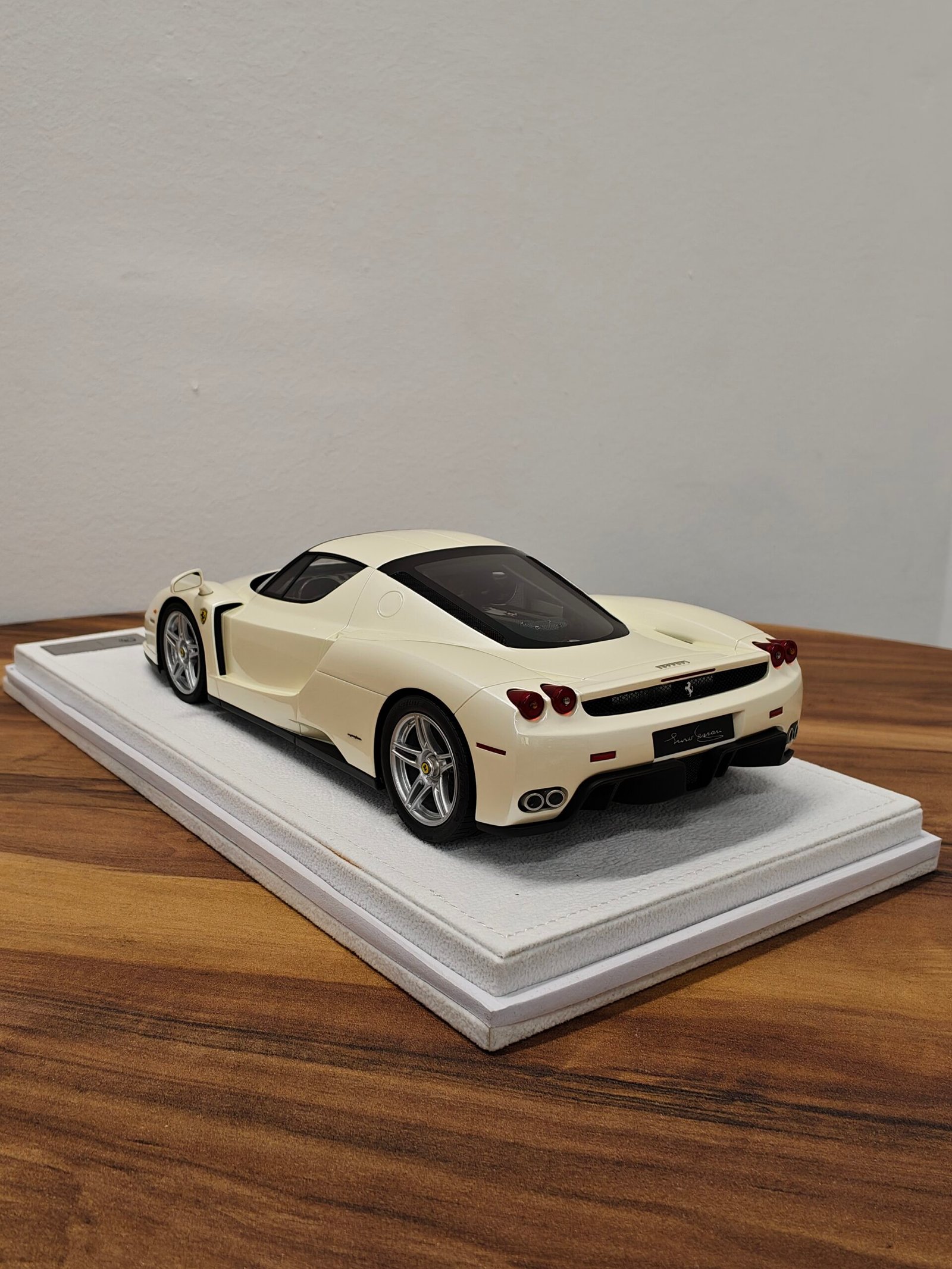 Ferrari Enzo (White) 1:18 - Image 4