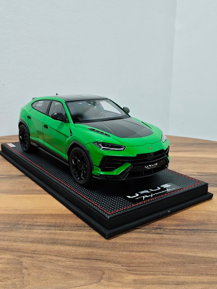 Lamborghini Urus Performante  (Green) 1:18 - Image 2