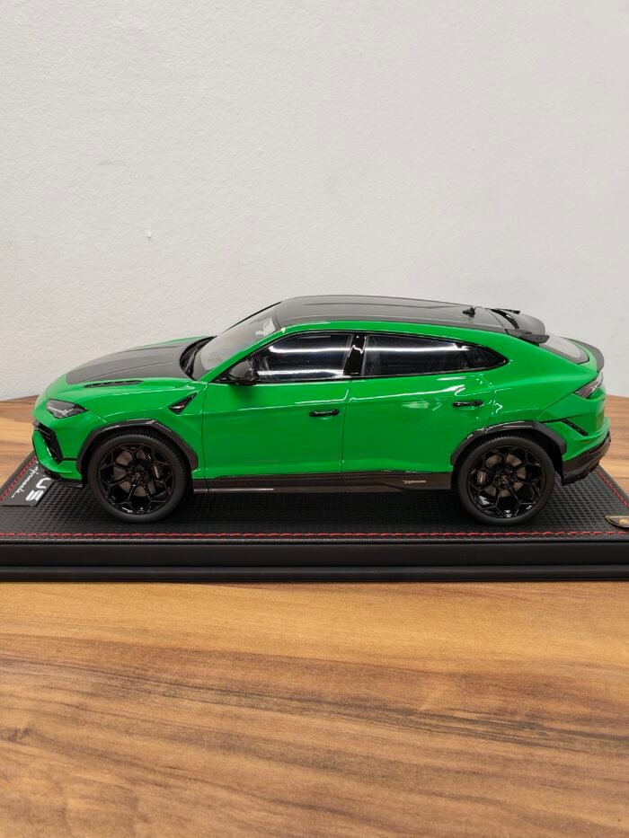 Lamborghini Urus Performante  (Green) 1:18 - Image 3