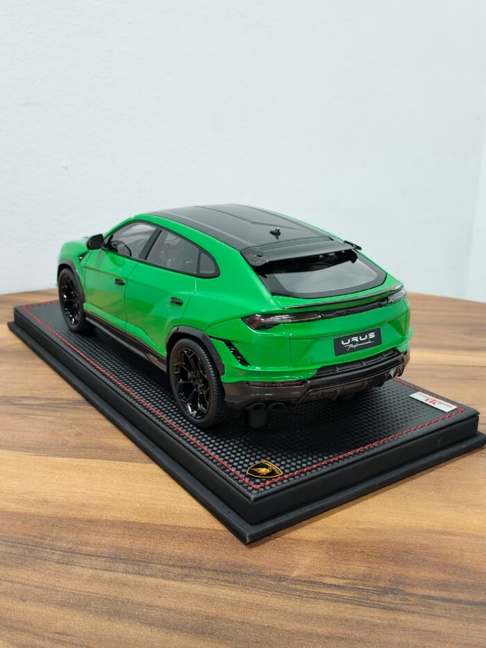 Lamborghini Urus Performante  (Green) 1:18 - Image 4