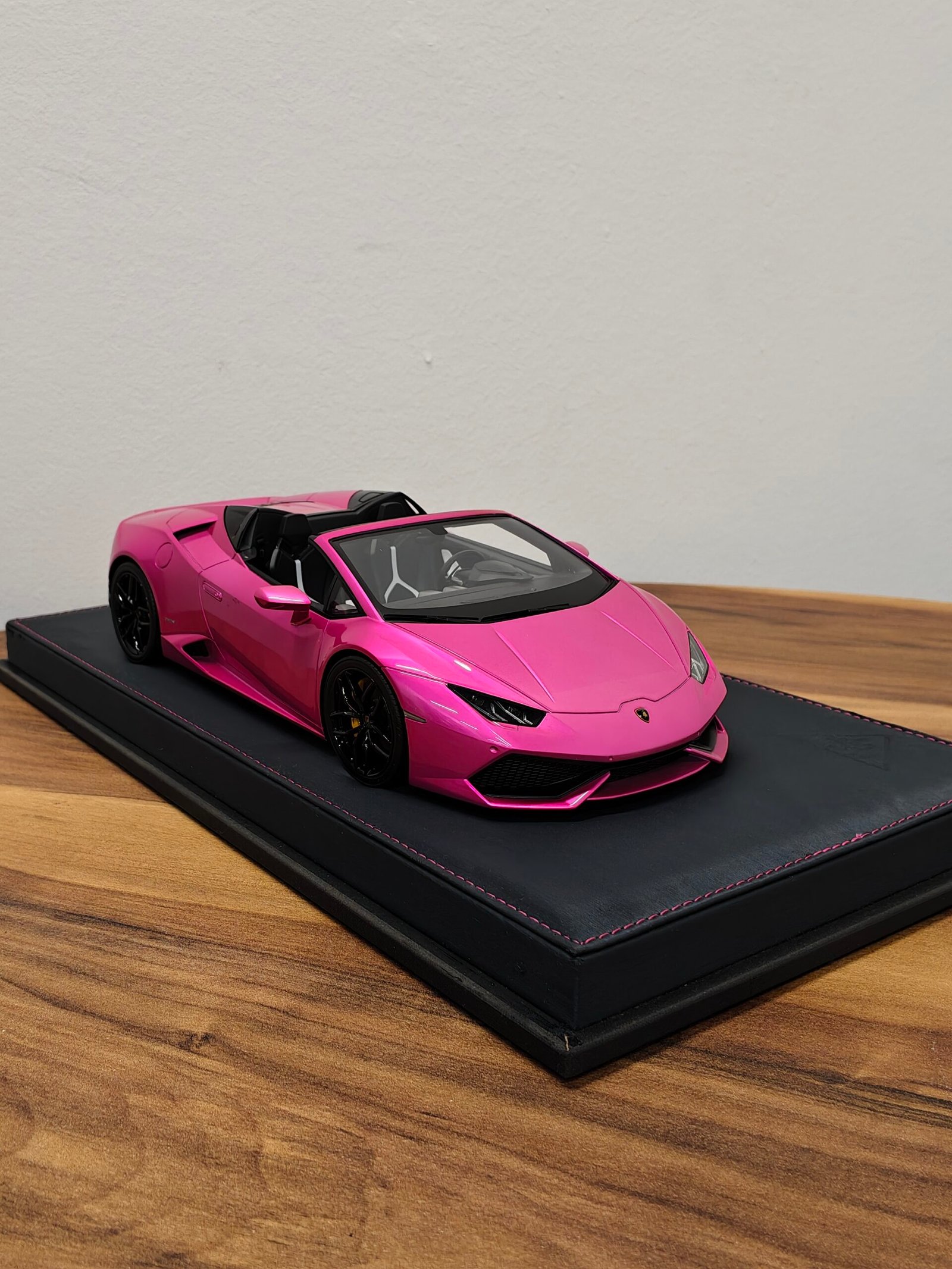 Lamborghini Huracan LP610-4 Spyder 2015 Flash Pink 1:18 - Image 2