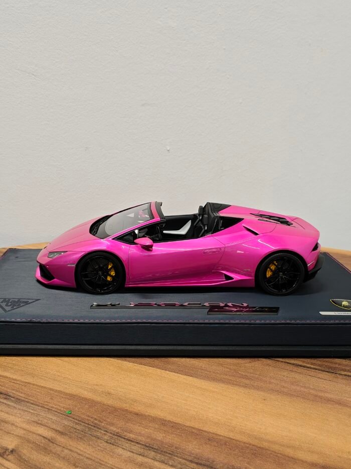 Lamborghini Huracan LP610-4 Spyder 2015 Flash Pink 1:18 - Image 3