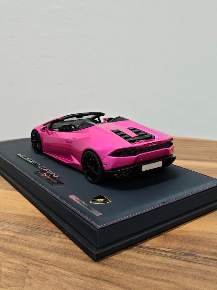 Lamborghini Huracan LP610-4 Spyder 2015 Flash Pink 1:18 - Image 4