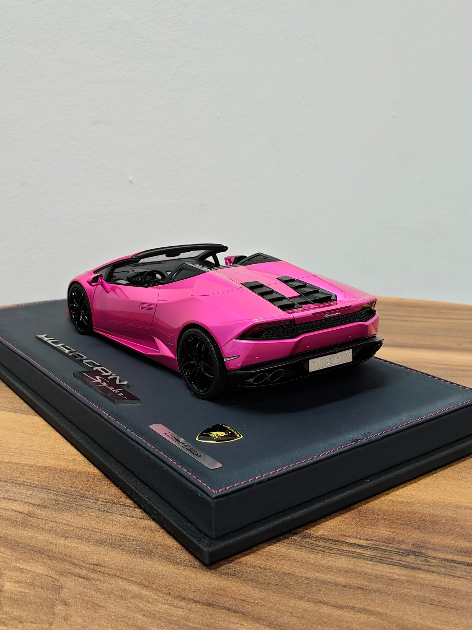 Lamborghini Huracan LP610-4 Spyder 2015 Flash Pink 1:18 - Image 4