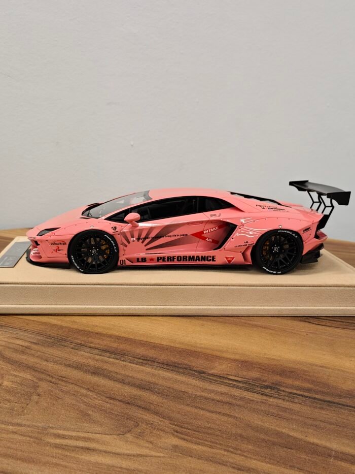 Lamborghini LBWK 1:18 Pink - Image 3