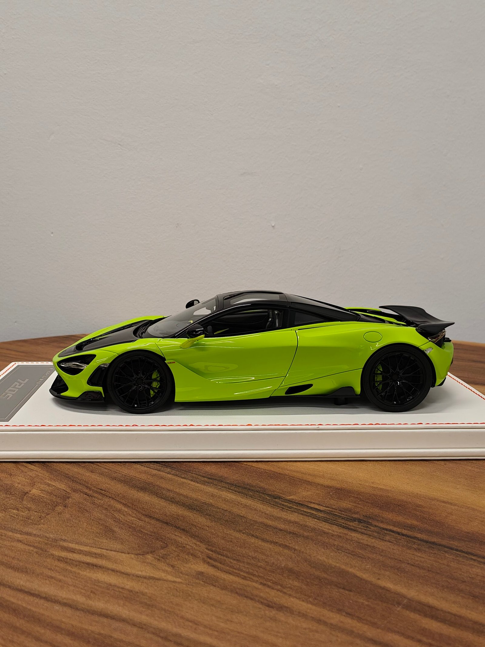 McLaren 720S Vorsteiner 1:18 Mantis Green - Image 3
