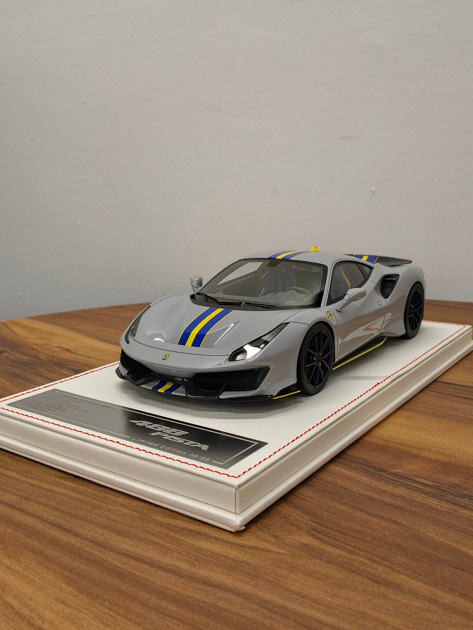 Ferrari 488 Pista 1:18 Grigio Nardo