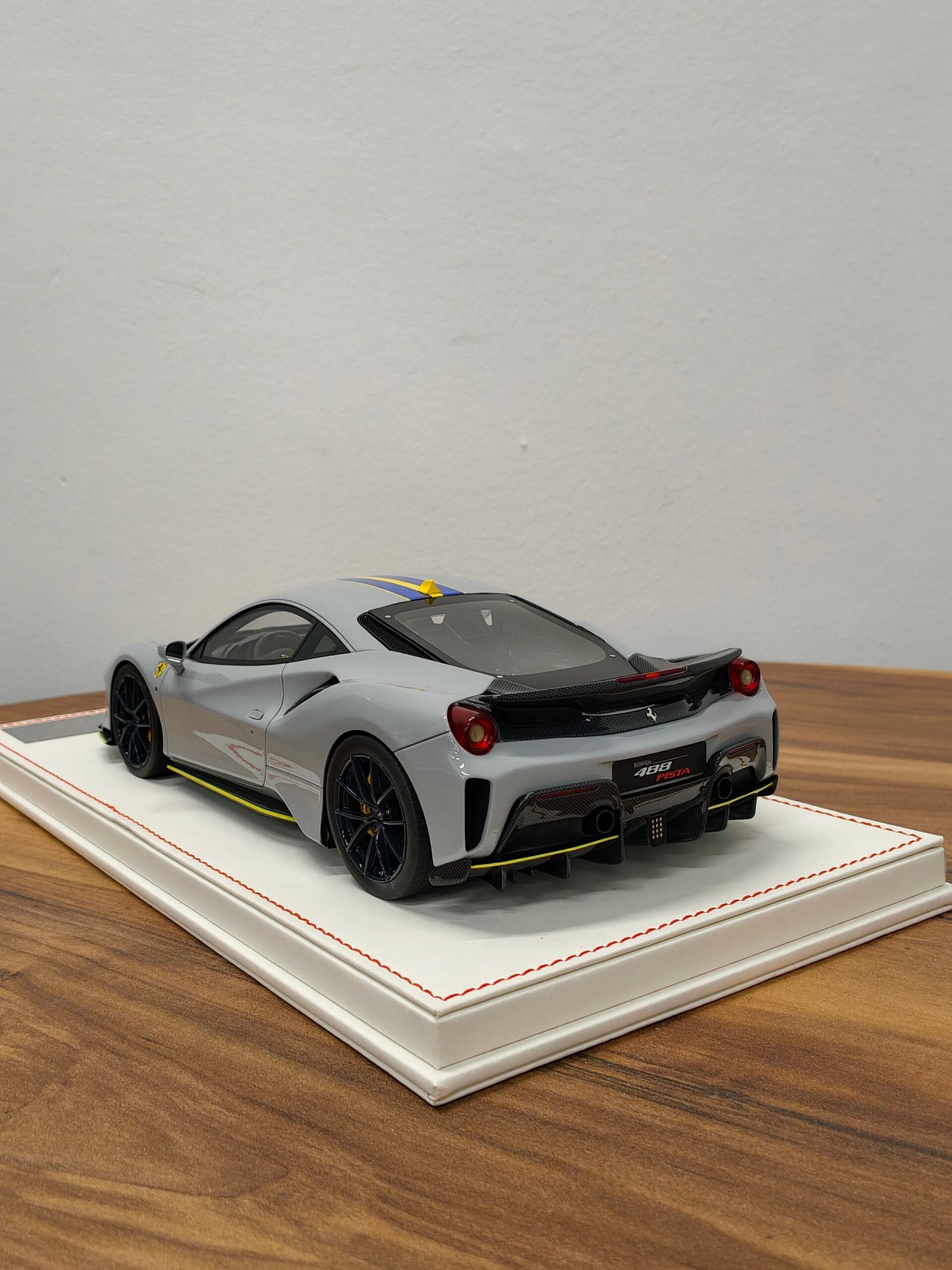 Ferrari 488 Pista 1:18 Grigio Nardo - Image 4