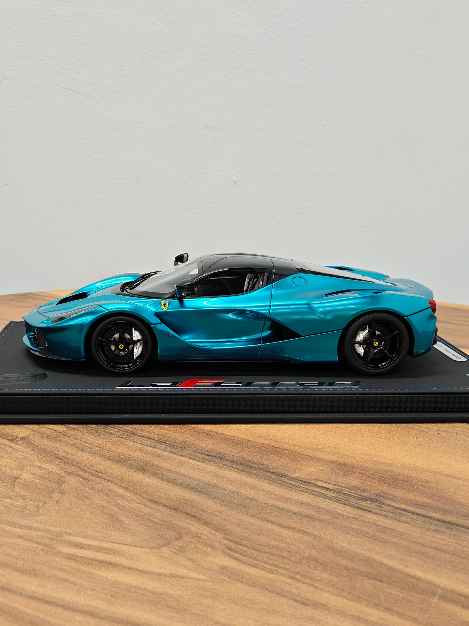 Ferrari La Ferrari 1:18 Chrome Blue - Image 3