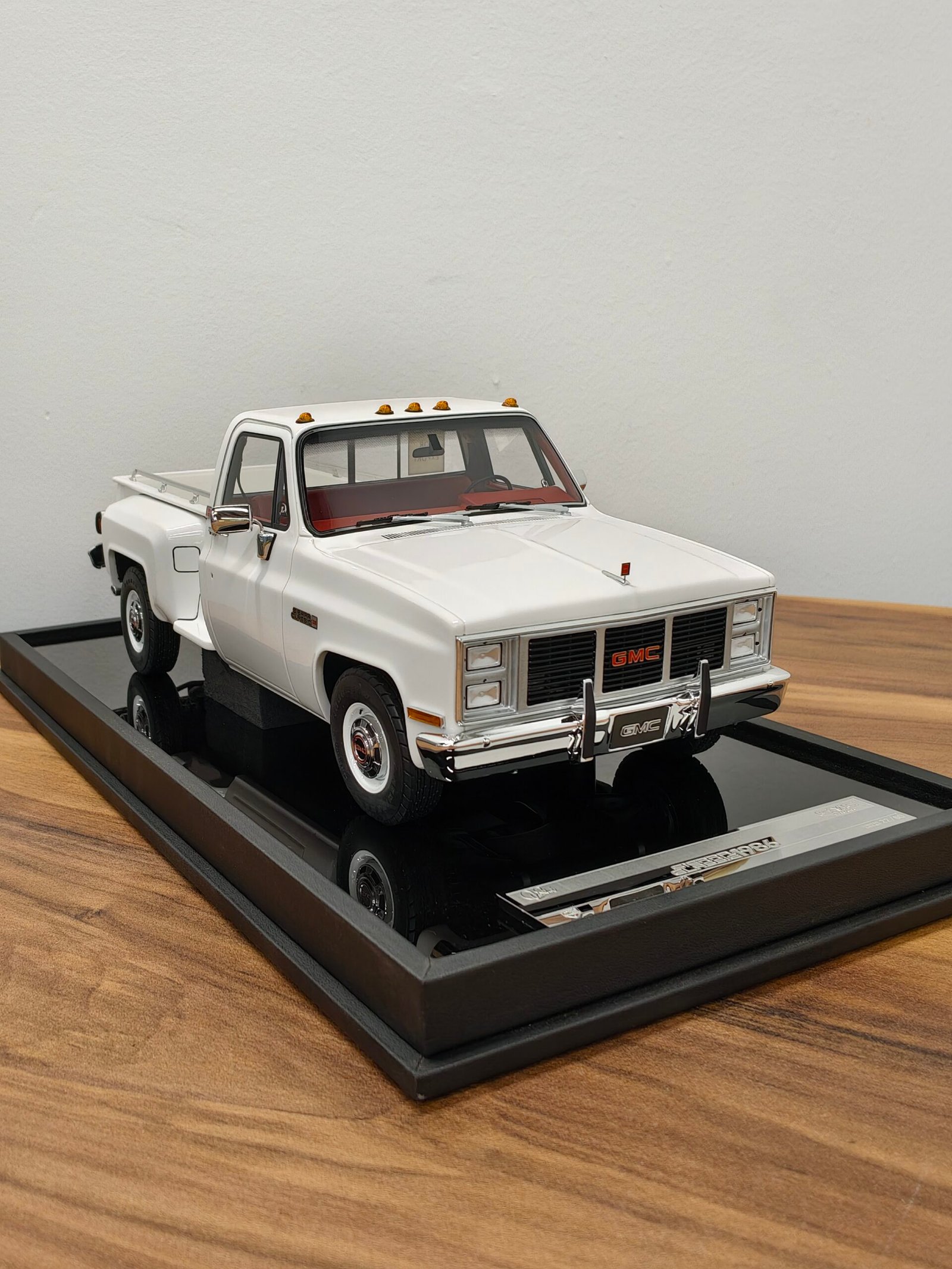 GMC Pickup Sierra Classic 1986 White 1:18 - Image 2