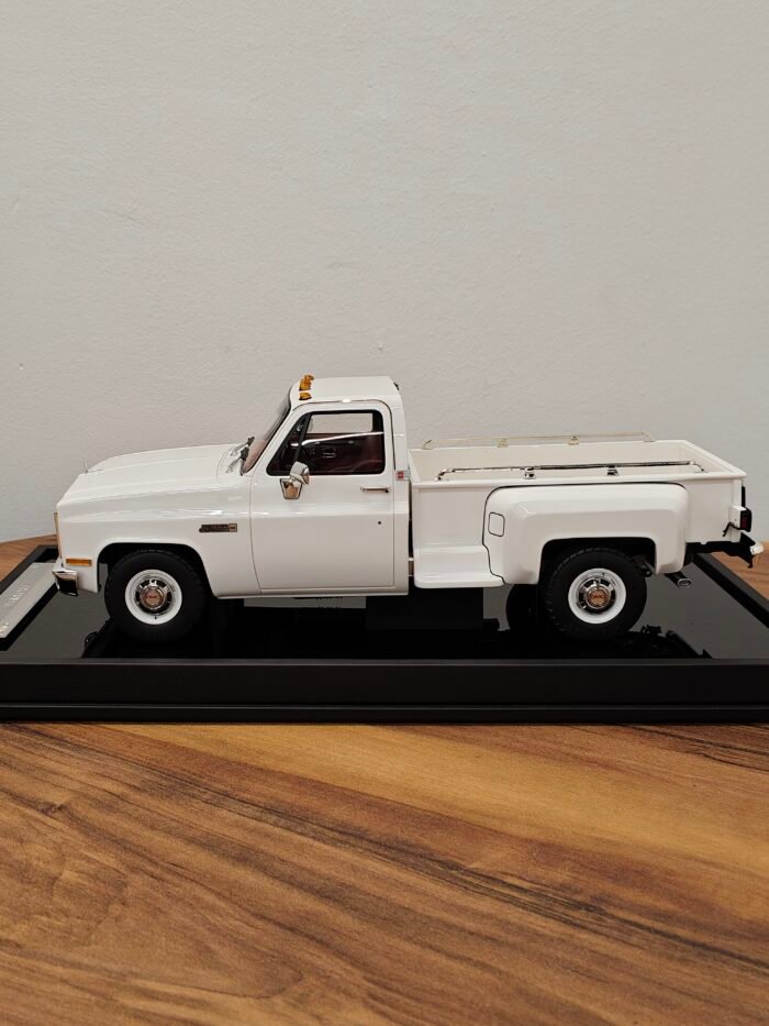 GMC Pickup Sierra Classic 1986 White 1:18 - Image 3