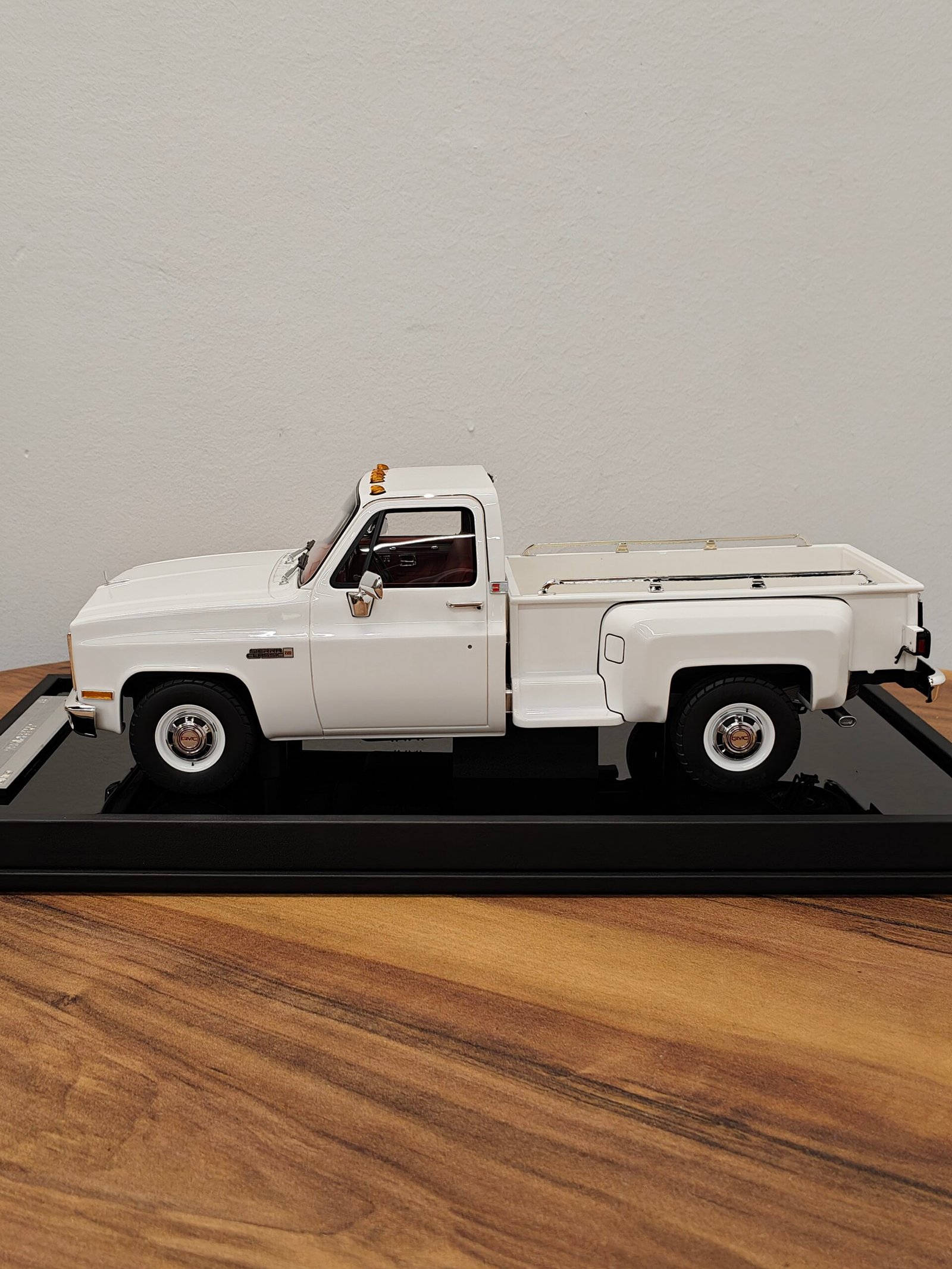 GMC Pickup Sierra Classic 1986 White 1:18 - Image 3