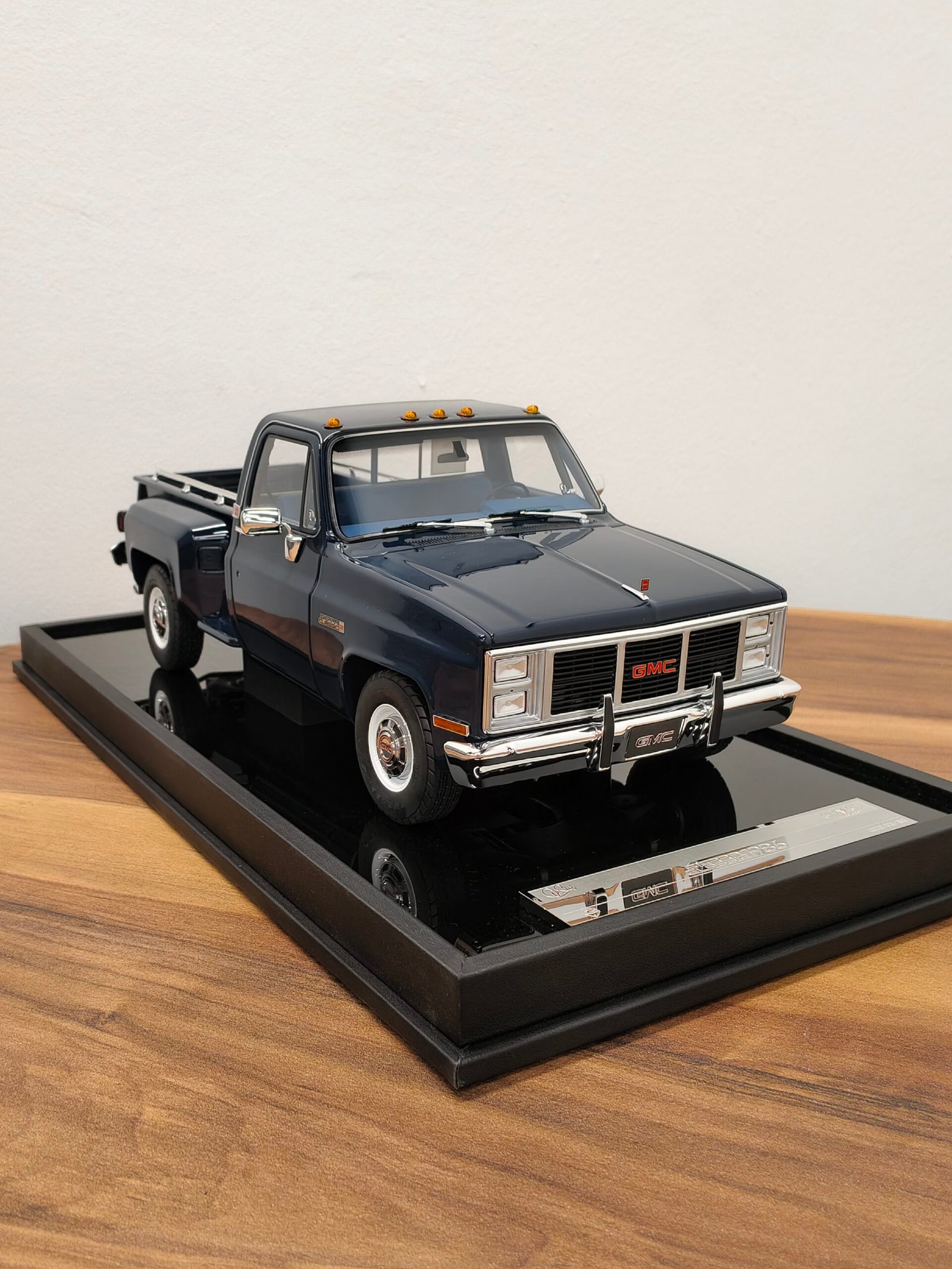 GMC Pickup Sierra Classic 1986 Dark Blue 1:18 - Image 2