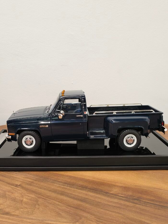 GMC Pickup Sierra Classic 1986 Dark Blue 1:18 - Image 3