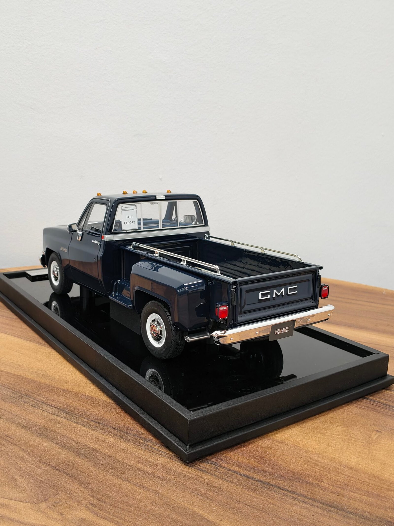 GMC Pickup Sierra Classic 1986 Dark Blue 1:18 - Image 4