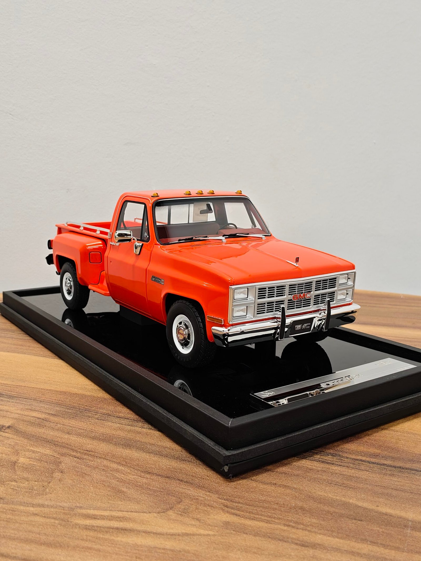 GMC Pickup Sierra Classic 1984 Orange 1:18 - Image 2