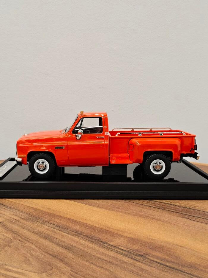 GMC Pickup Sierra Classic 1984 Orange 1:18 - Image 3