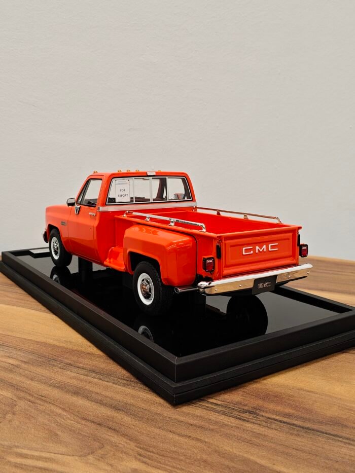GMC Pickup Sierra Classic 1984 Orange 1:18 - Image 4