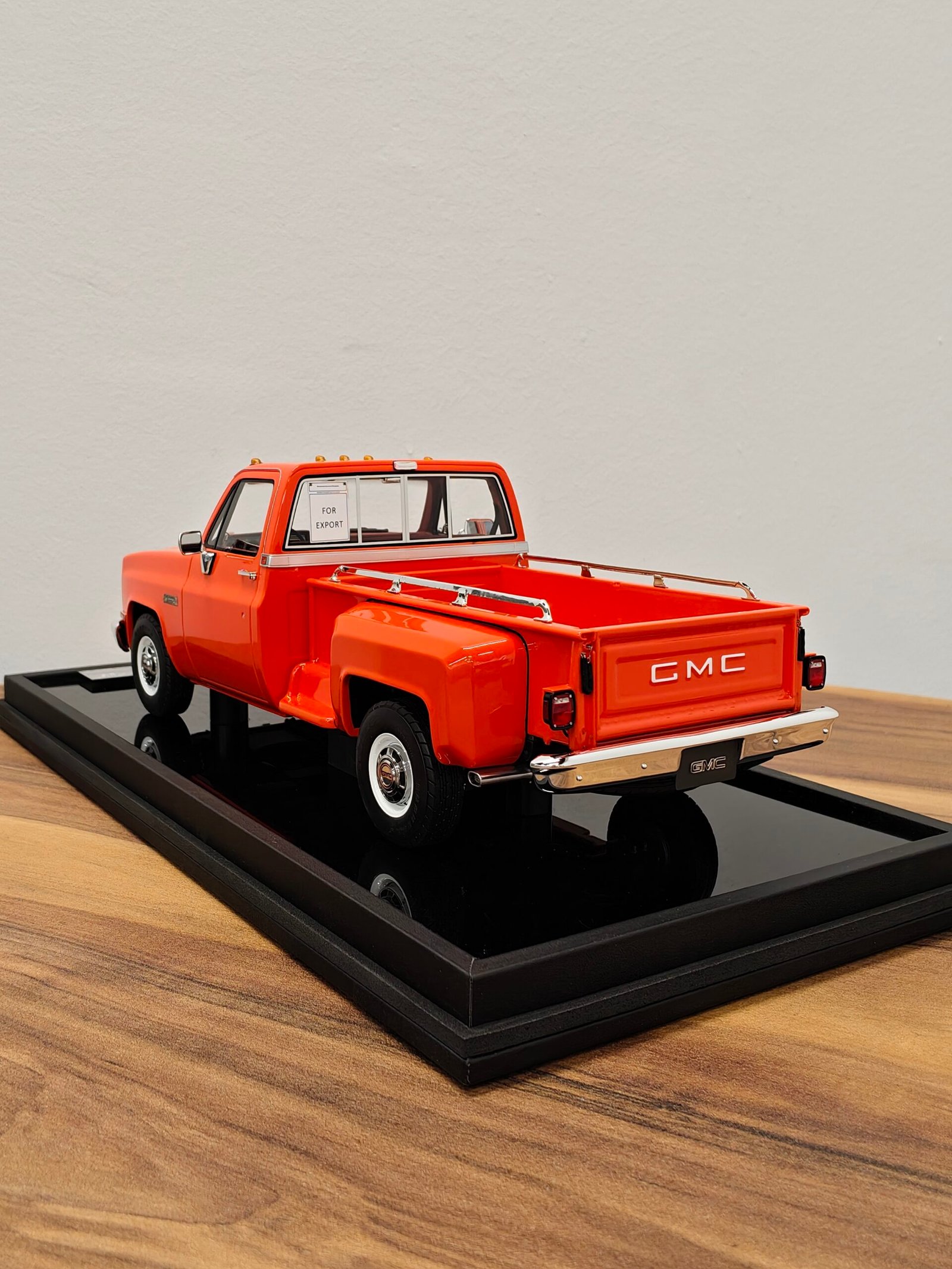 GMC Pickup Sierra Classic 1984 Orange 1:18 - Image 4